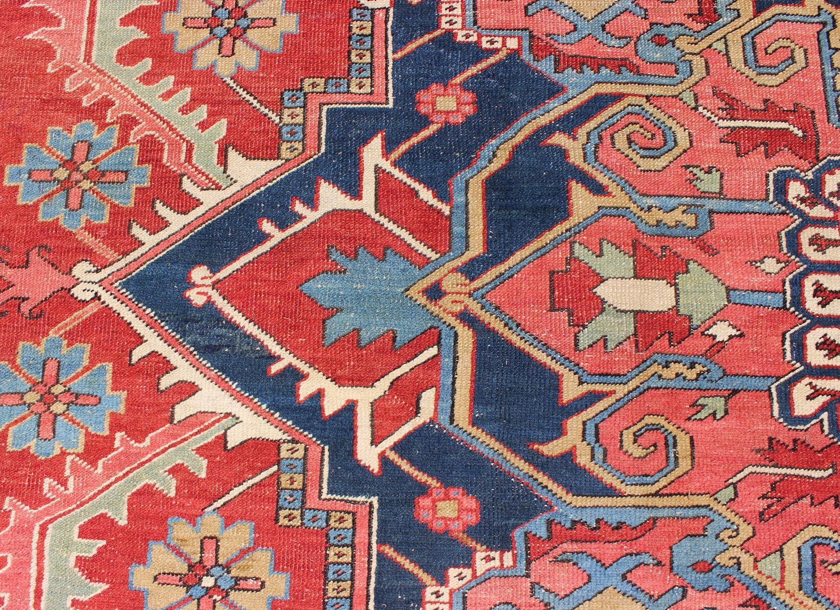 Antiker persischer Serapi-Teppich in warmen Rot-, Blautönen und geometrischem Design im Angebot 3
