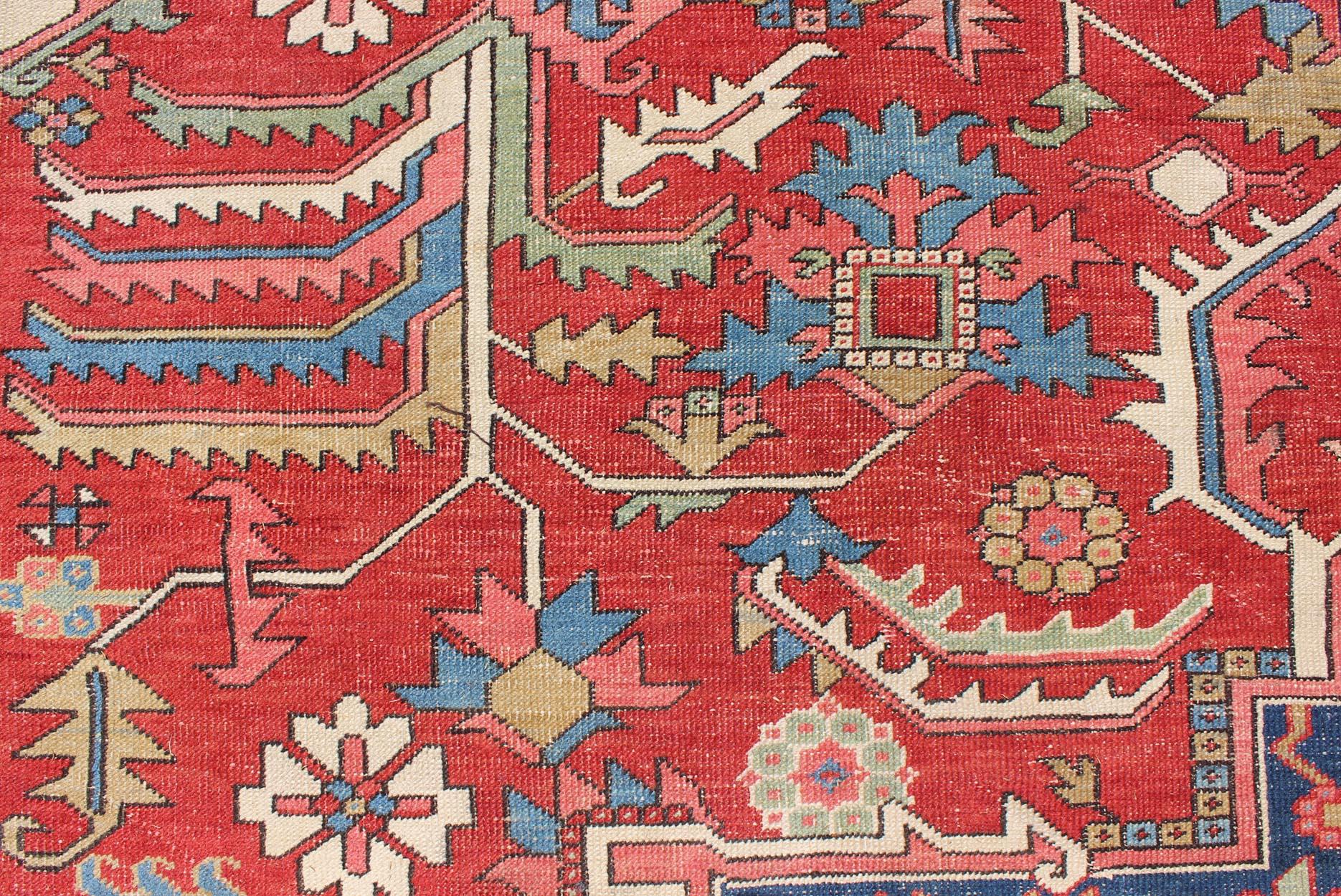 Antiker persischer Serapi-Teppich in warmen Rot-, Blautönen und geometrischem Design im Angebot 4