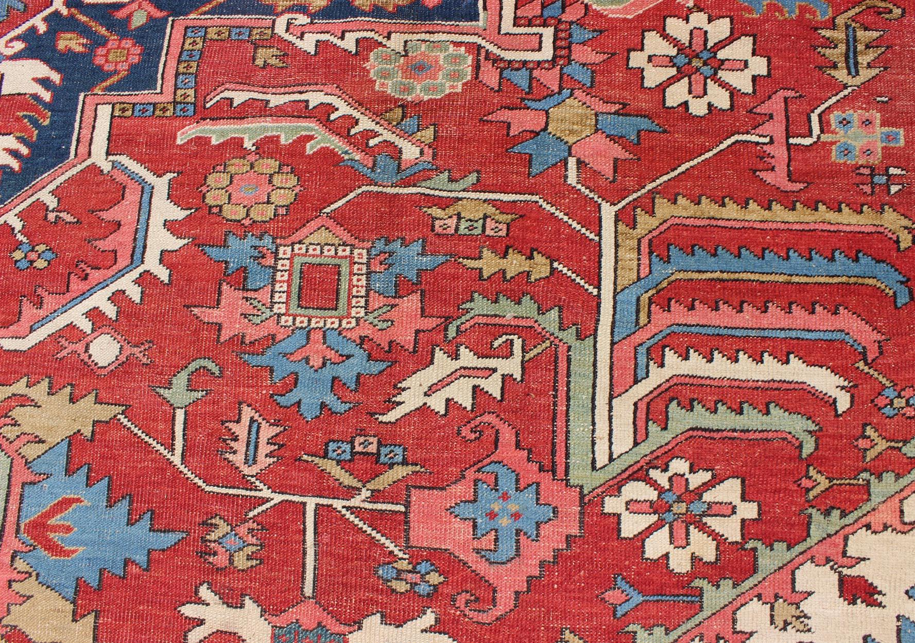 Antiker persischer Serapi-Teppich in warmen Rot-, Blautönen und geometrischem Design im Angebot 5