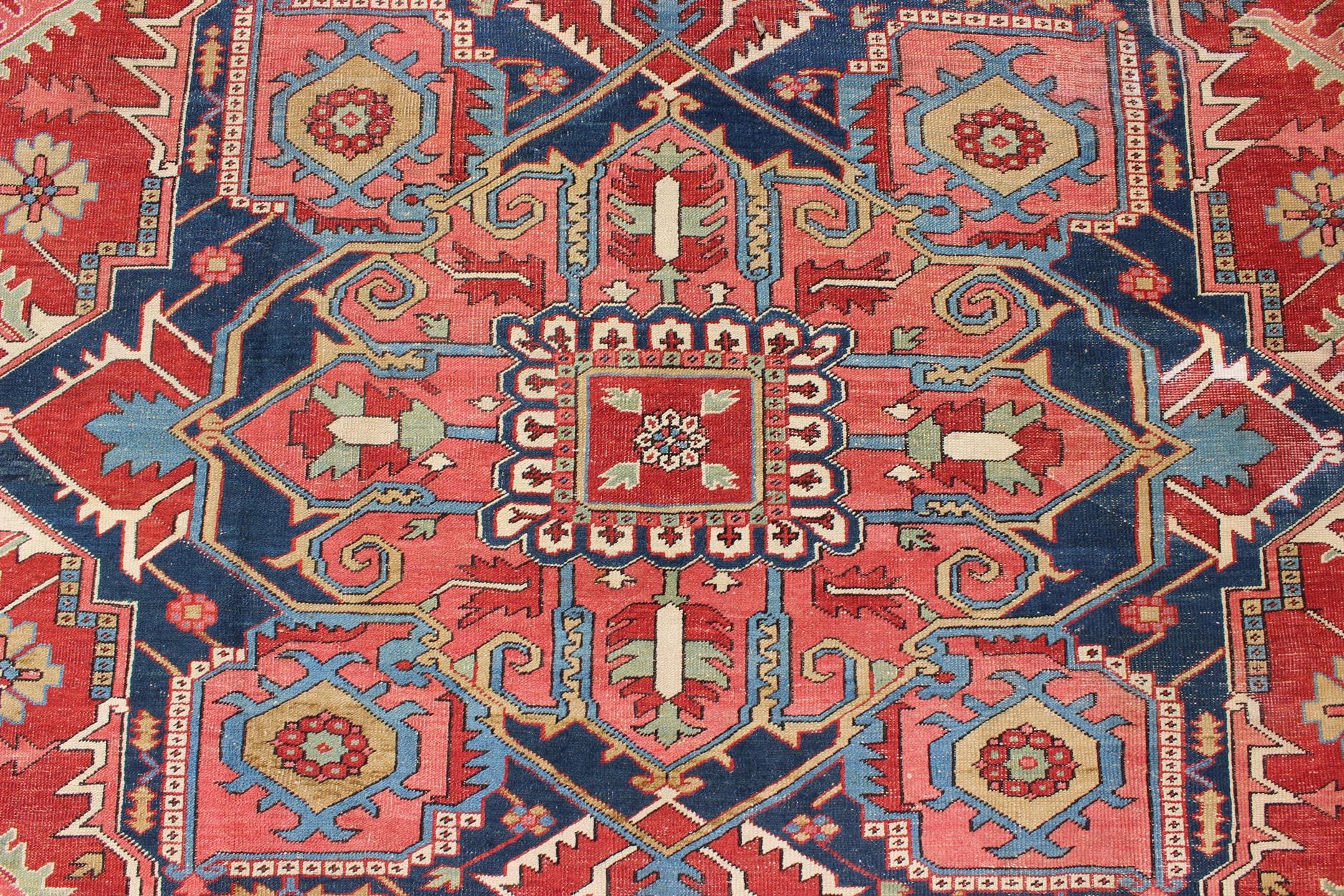 Antiker persischer Serapi-Teppich in warmen Rot-, Blautönen und geometrischem Design im Angebot 6