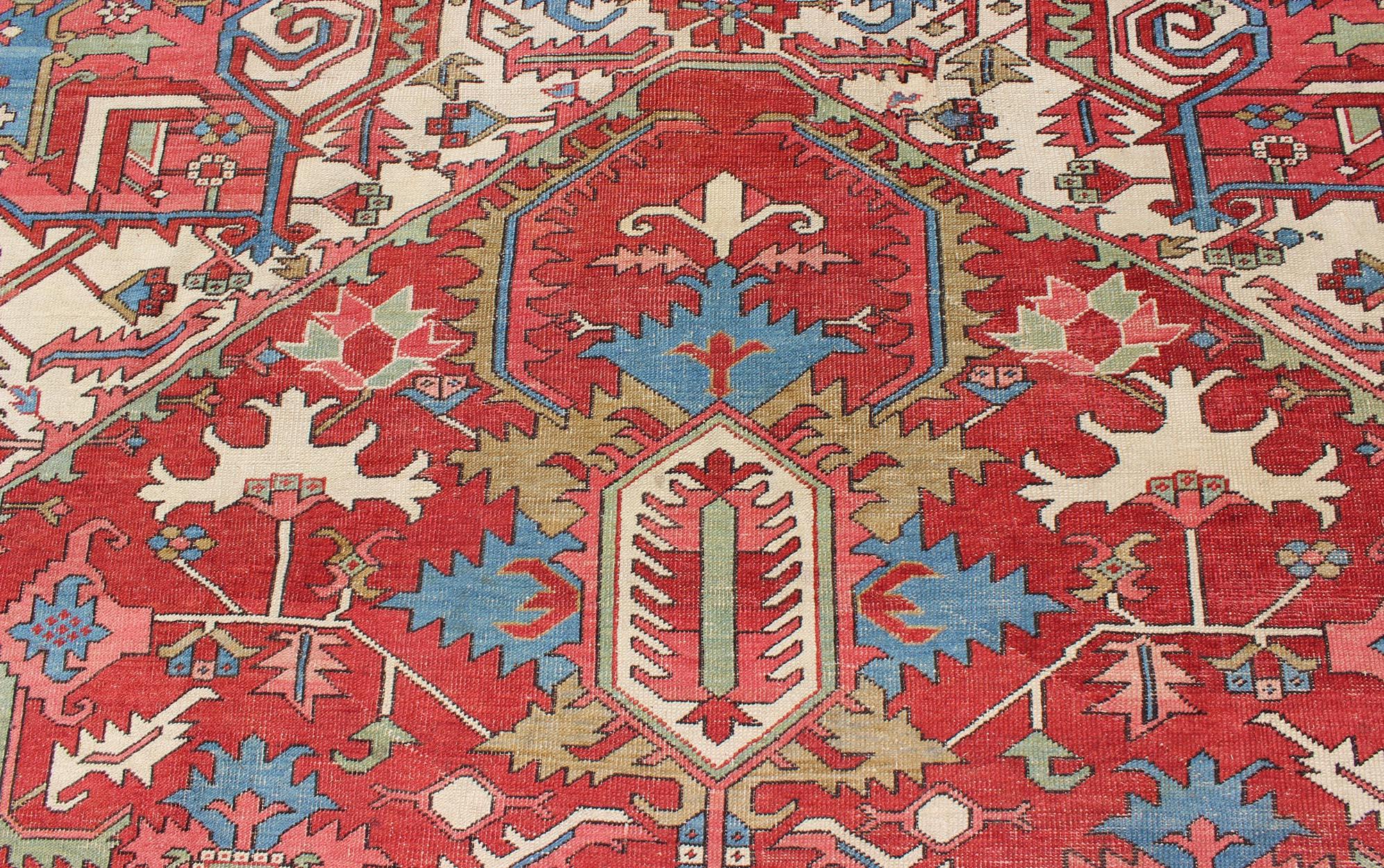 Antiker persischer Serapi-Teppich in warmen Rot-, Blautönen und geometrischem Design im Angebot 7