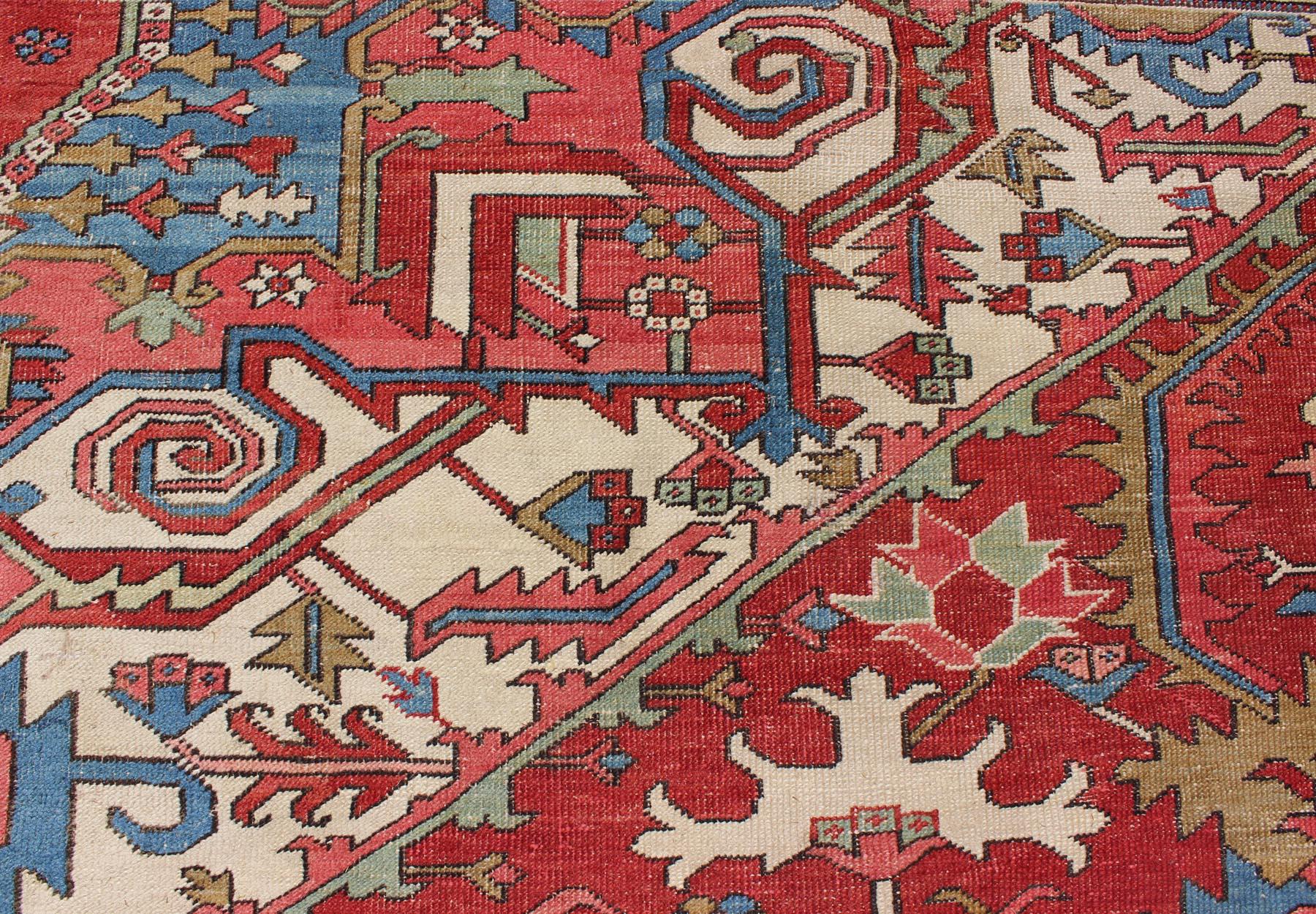 Antiker persischer Serapi-Teppich in warmen Rot-, Blautönen und geometrischem Design im Angebot 8