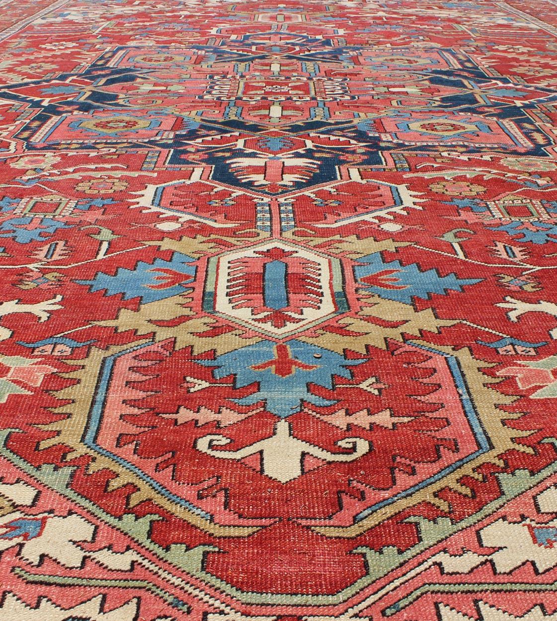 Antiker persischer Serapi-Teppich in warmen Rot-, Blautönen und geometrischem Design im Angebot 9