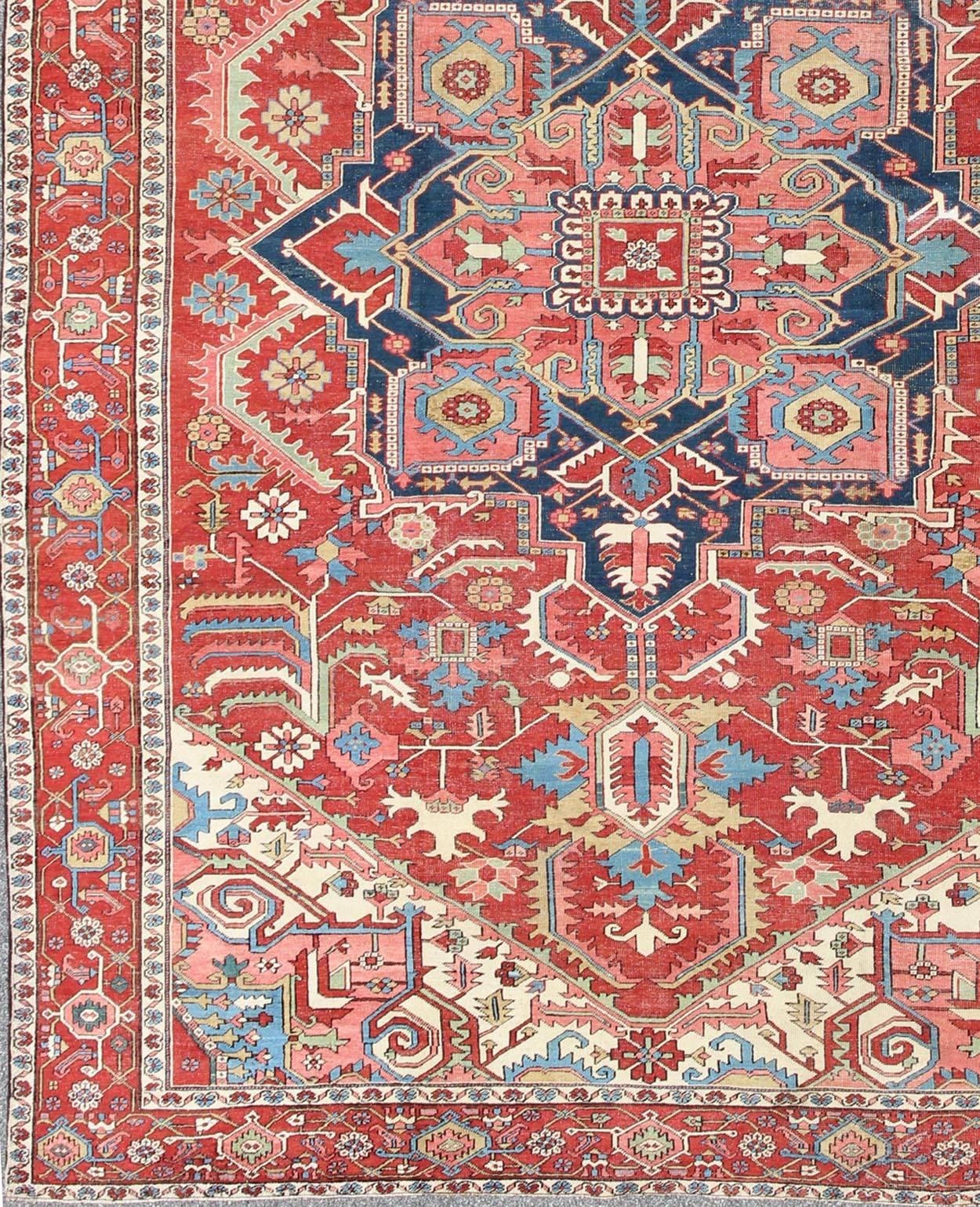             Antiker persischer Serapi-Teppich in warmem Rot und Blau mit geometrischem Design. Keivan Woven Arts; Teppich TRA-1010, Herkunftsland / Art: Iran / Serapi, um 1900.

   
Dieser antike persische Serapi-Teppich zeigt ein wunderschönes
