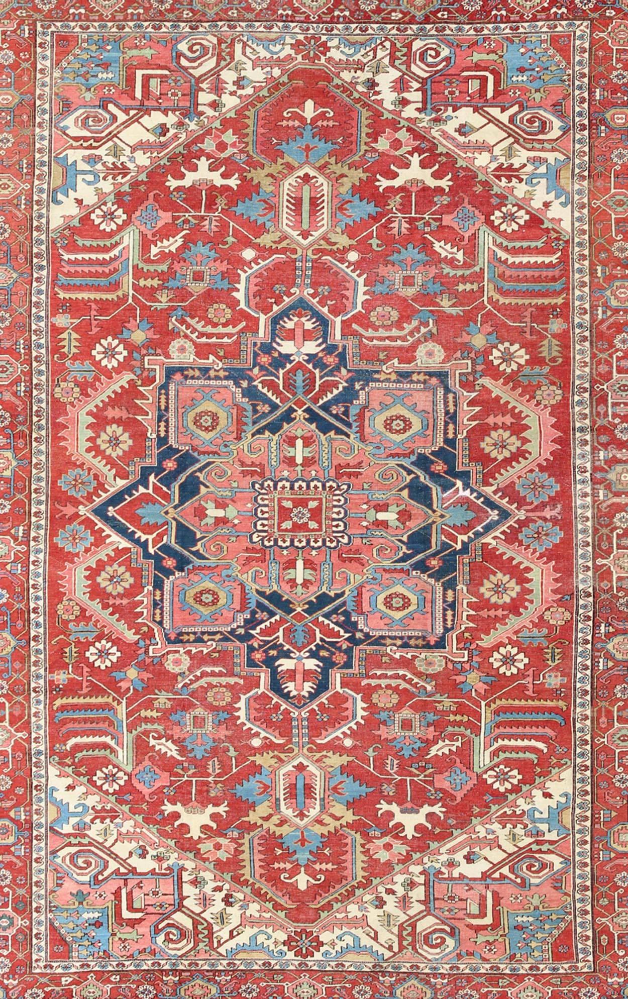 Antiker persischer Serapi-Teppich in warmen Rot-, Blautönen und geometrischem Design (Persisch) im Angebot