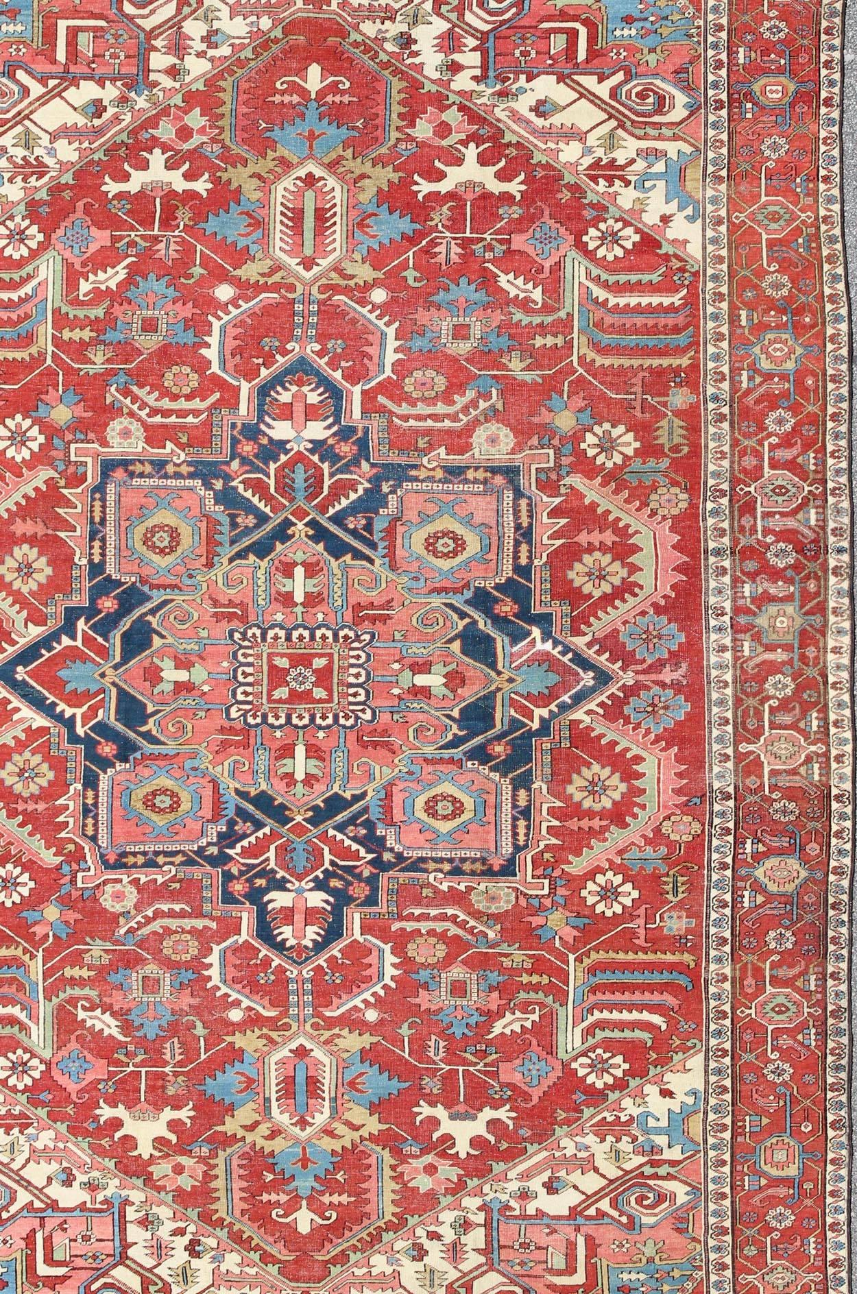 Antiker persischer Serapi-Teppich in warmen Rot-, Blautönen und geometrischem Design (Handgeknüpft) im Angebot