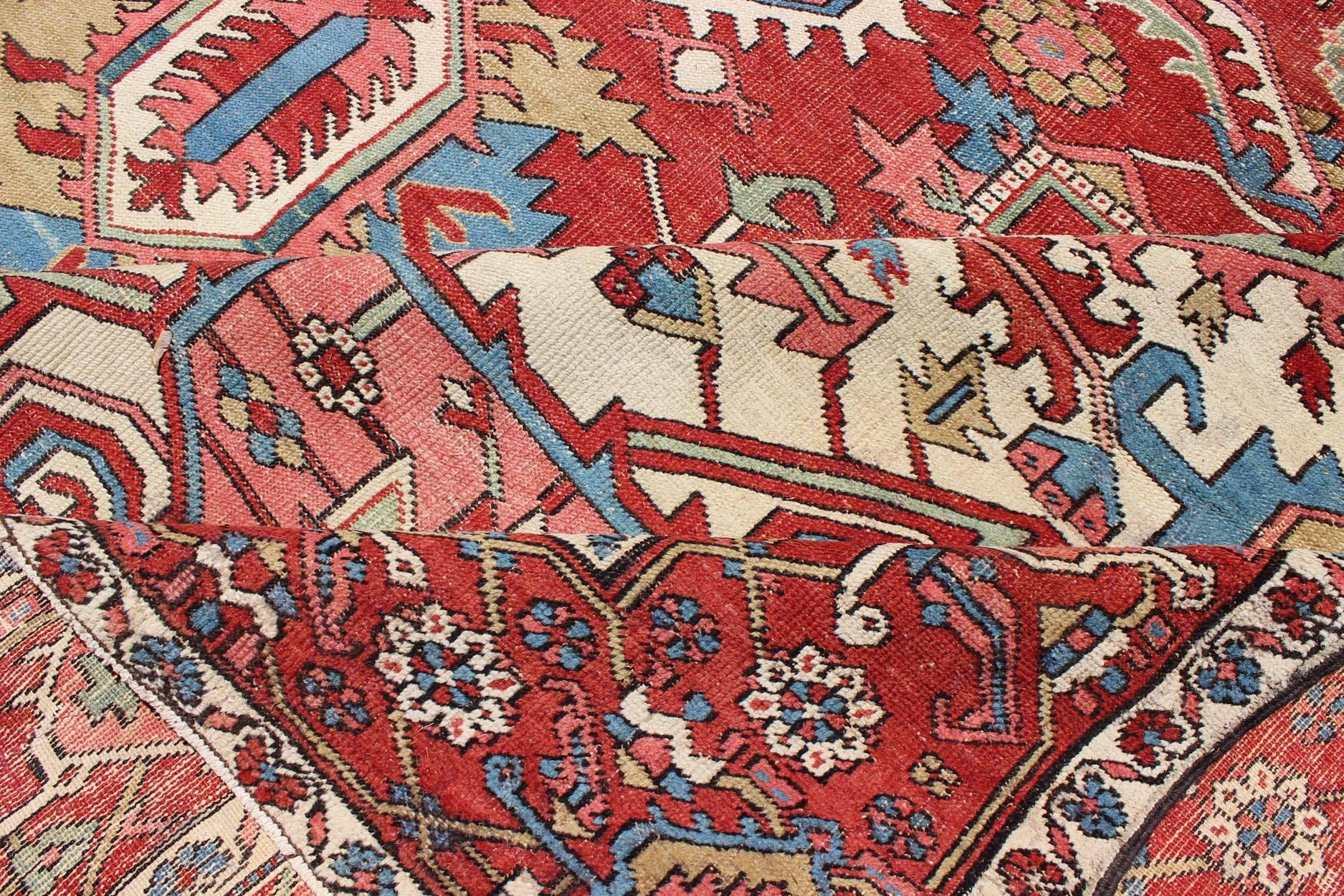 Antiker persischer Serapi-Teppich in warmen Rot-, Blautönen und geometrischem Design im Zustand „Gut“ im Angebot in Atlanta, GA
