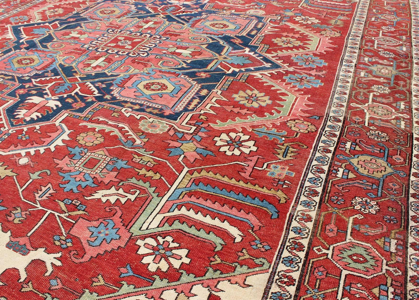 Antiker persischer Serapi-Teppich in warmen Rot-, Blautönen und geometrischem Design (Frühes 20. Jahrhundert) im Angebot