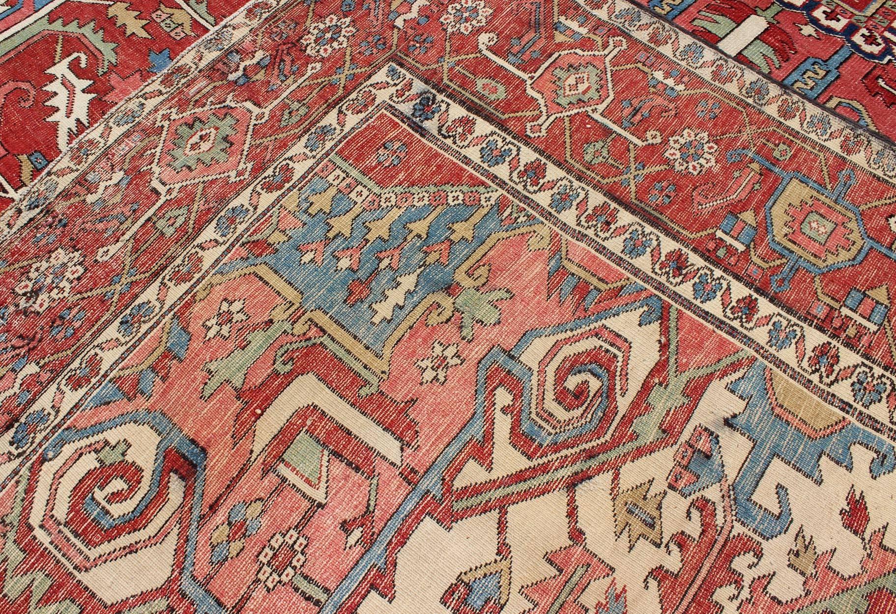Antiker persischer Serapi-Teppich in warmen Rot-, Blautönen und geometrischem Design (Wolle) im Angebot