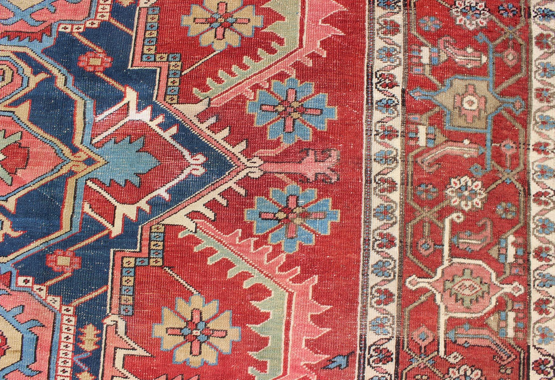 Antiker persischer Serapi-Teppich in warmen Rot-, Blautönen und geometrischem Design im Angebot 1