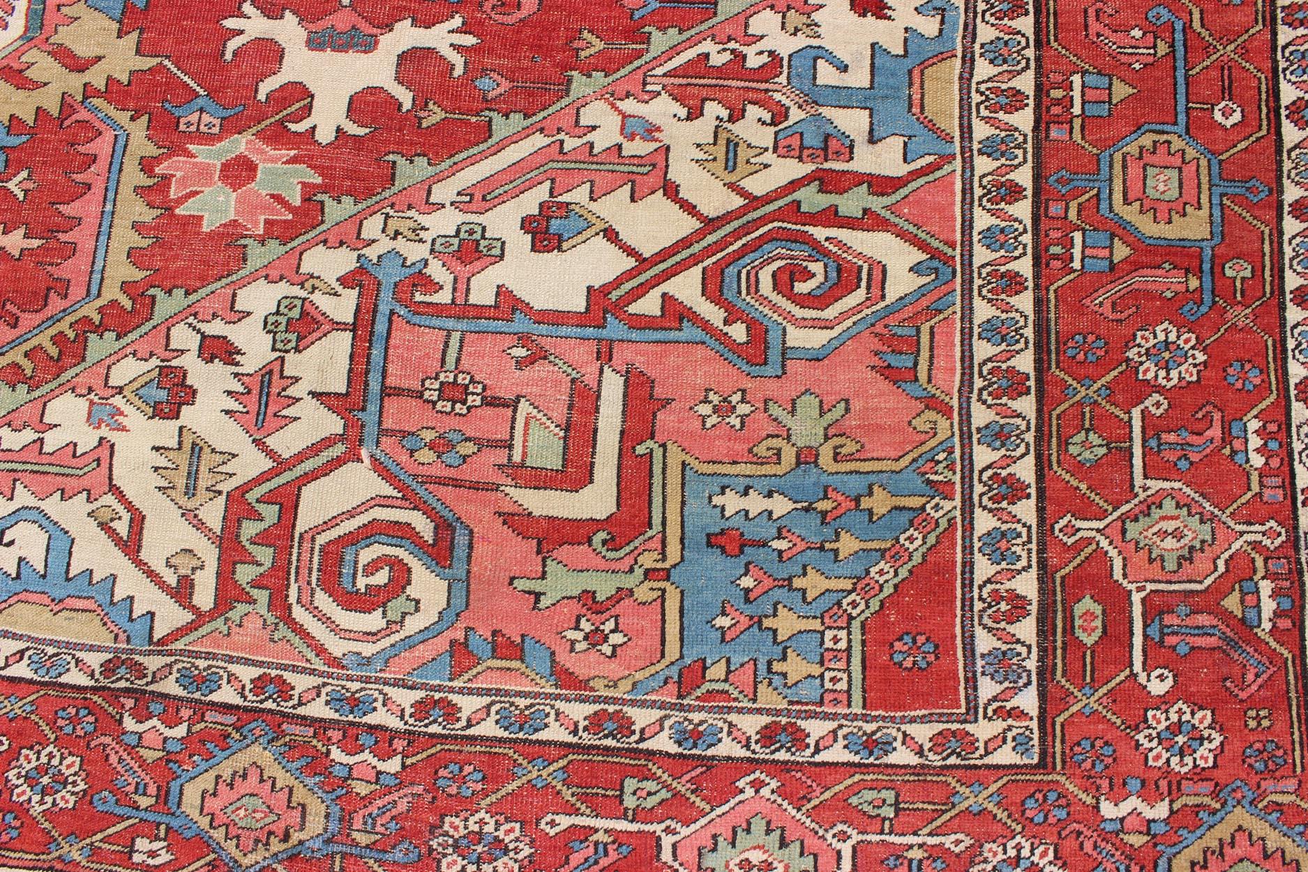 Antiker persischer Serapi-Teppich in warmen Rot-, Blautönen und geometrischem Design im Angebot 2