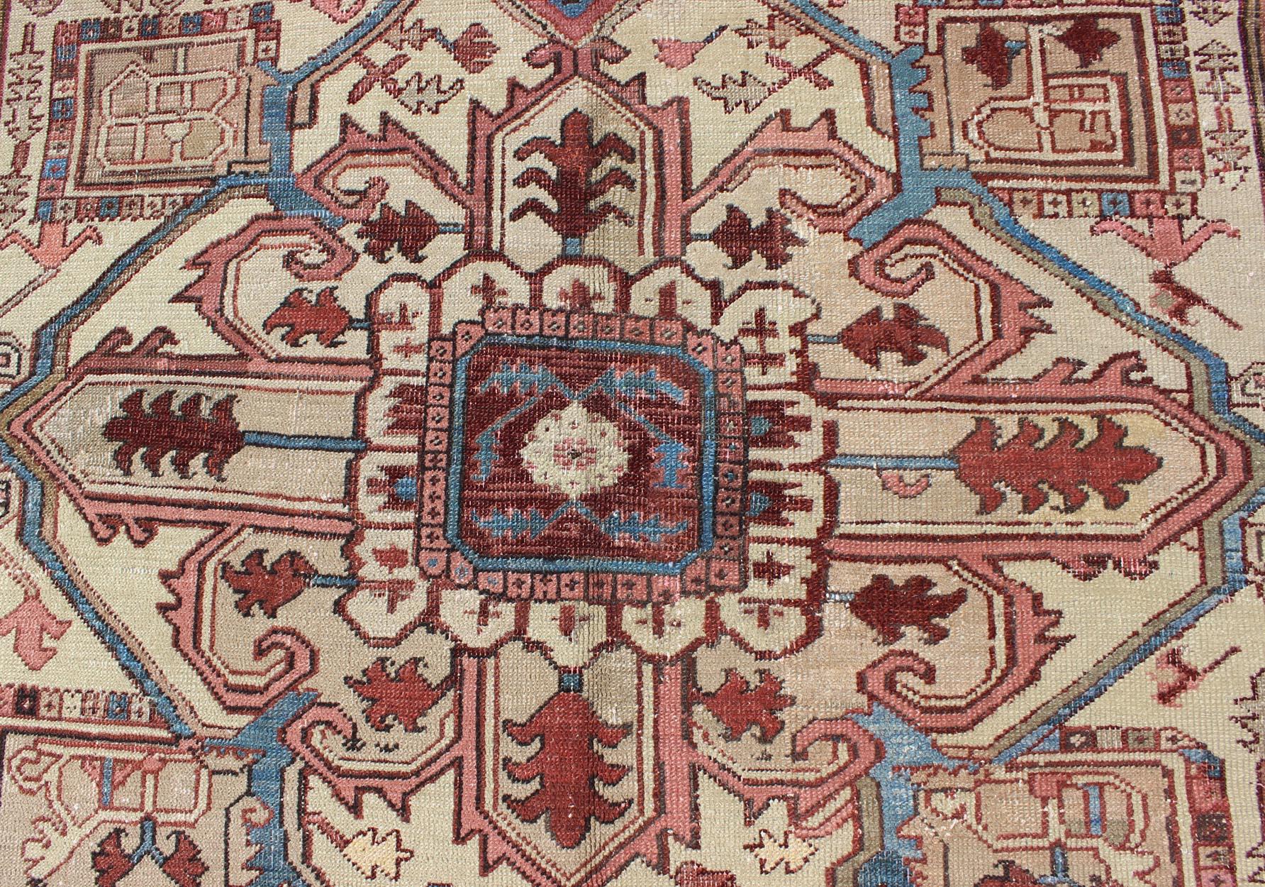 Antiker persischer Serapi-Teppich mit Medaillon in rötlichem Braun, Tan und Hellblau im Angebot 1