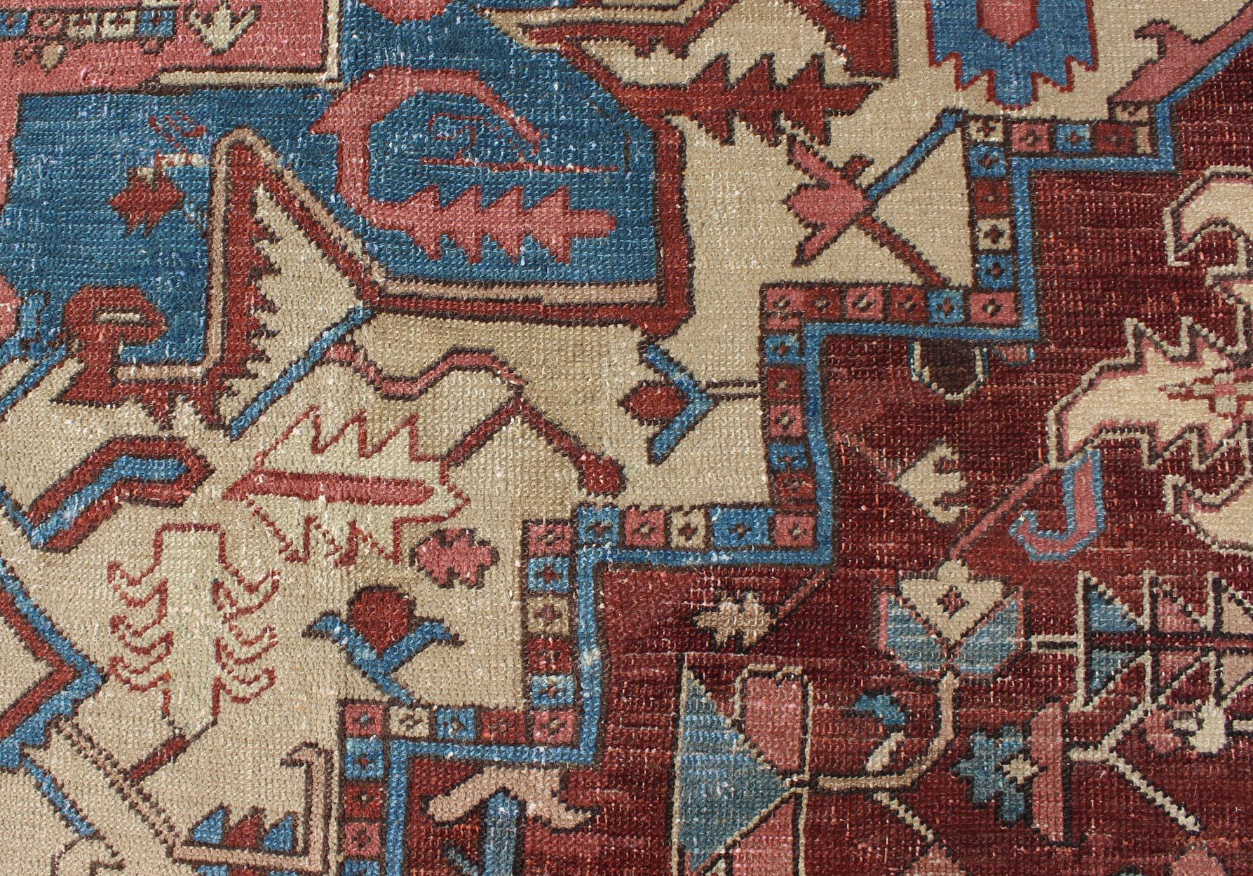 Antiker persischer Serapi-Teppich mit Medaillon in rötlichem Braun, Tan und Hellblau im Angebot 2