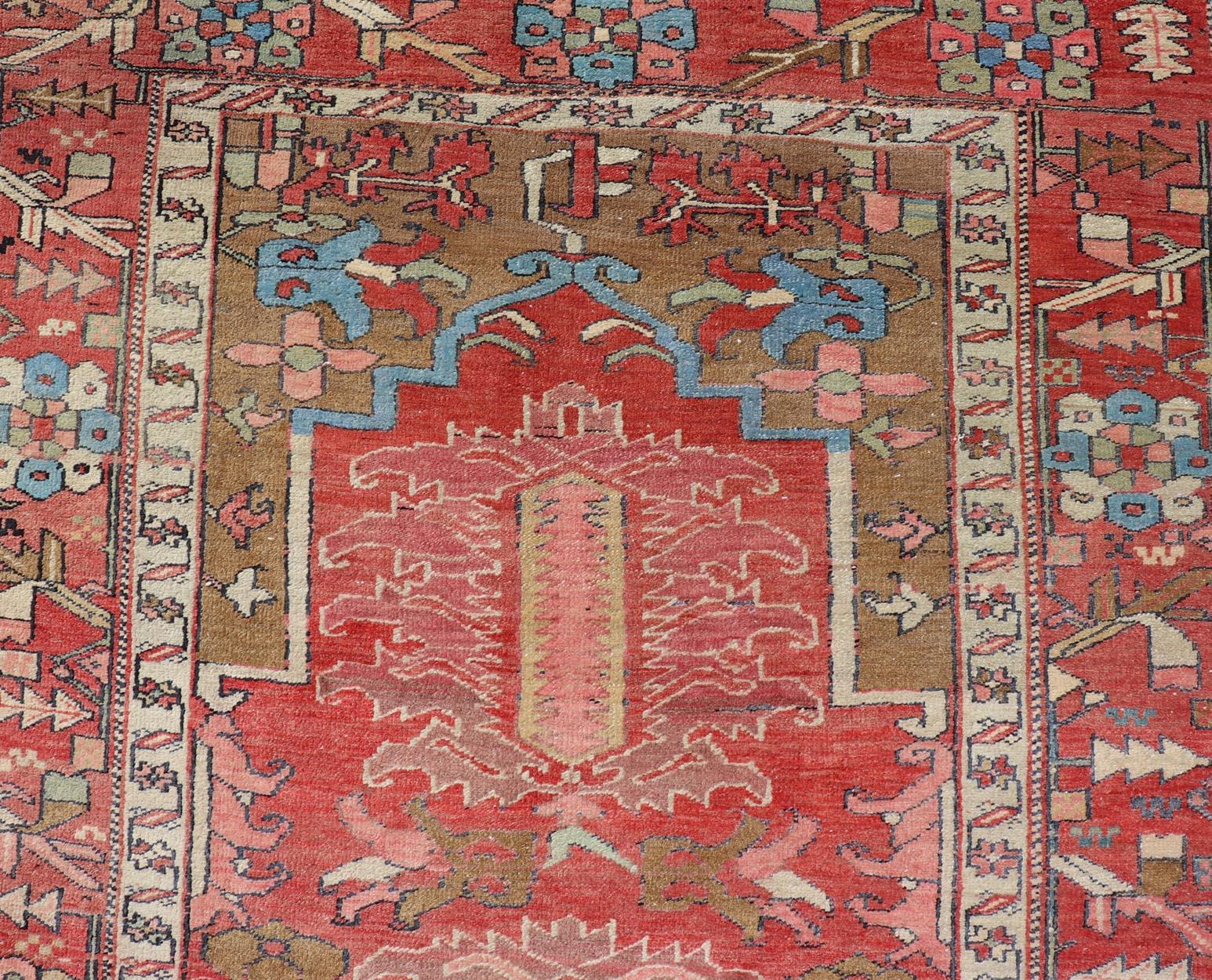 Long chemin de table persan ancien Serapi Gallery en laine à motif de médaillon. Keivan Woven Arts ; tapis EMB-22214-15457, pays d'origine / type : Iran / Serapi, circa 1900.
Mesures : 4'9 x 16'9 
Ce tapis ancien persan Serapi a été noué à la main
