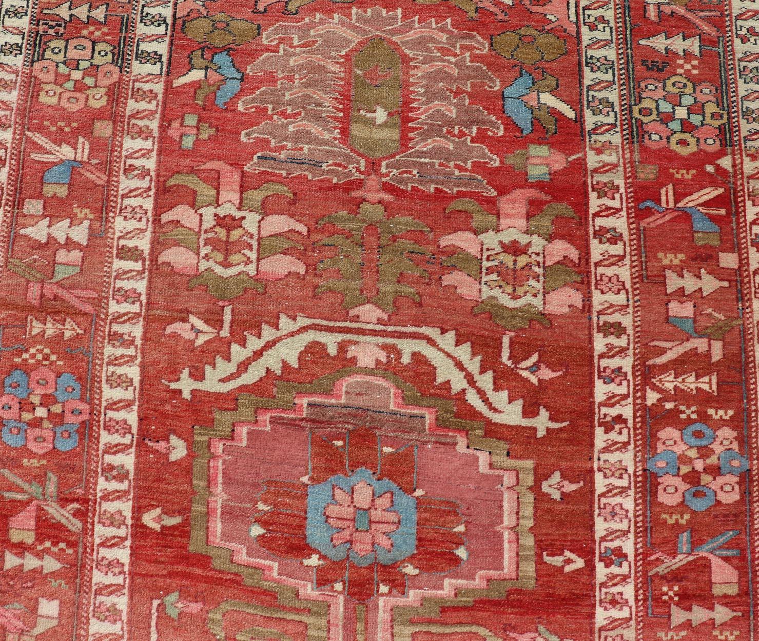 Perse Tapis persan ancien Serapi Gallery Runner with Medallion Design 4'9 x 16'9 en vente