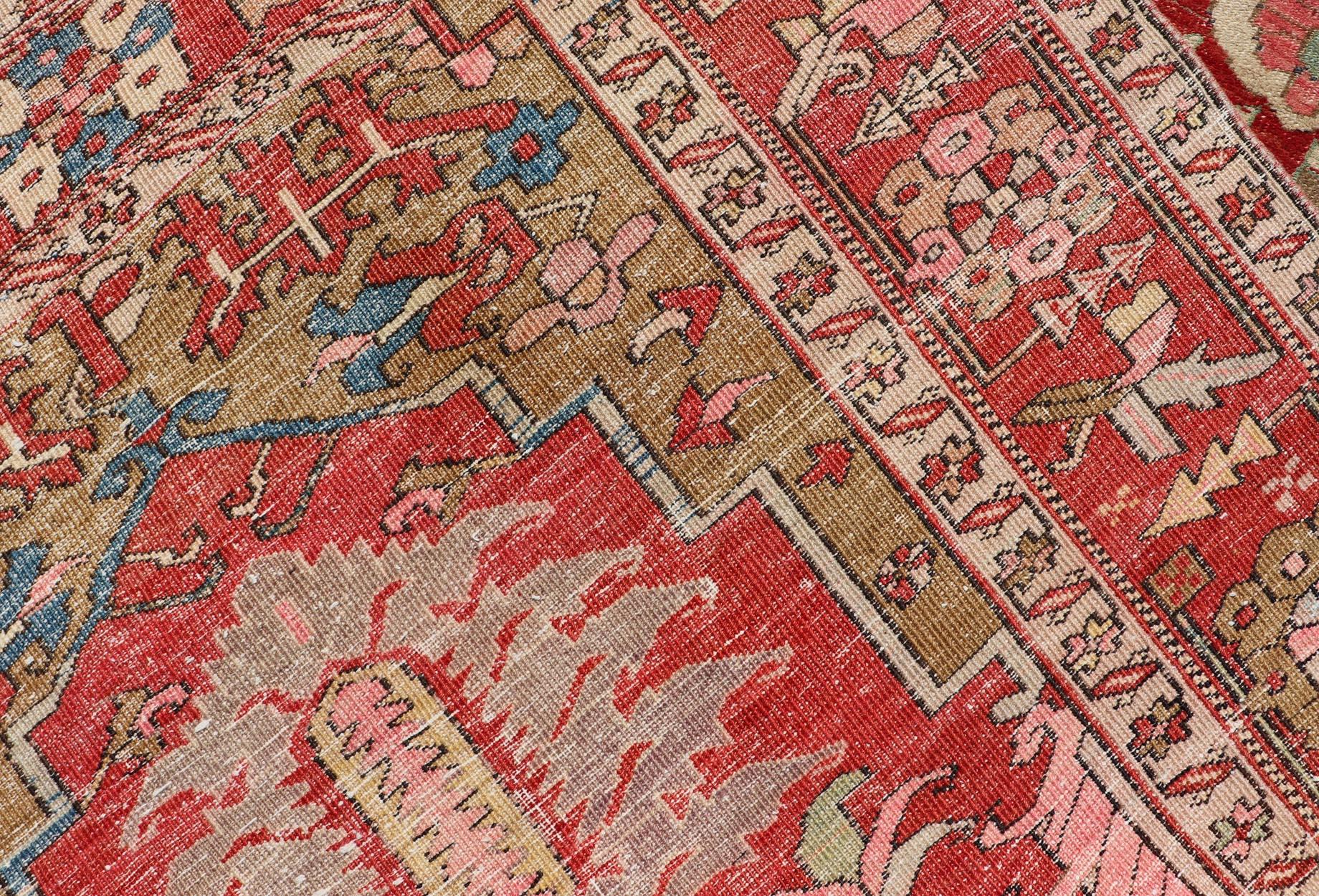 Noué à la main Tapis persan ancien Serapi Gallery Runner with Medallion Design 4'9 x 16'9 en vente