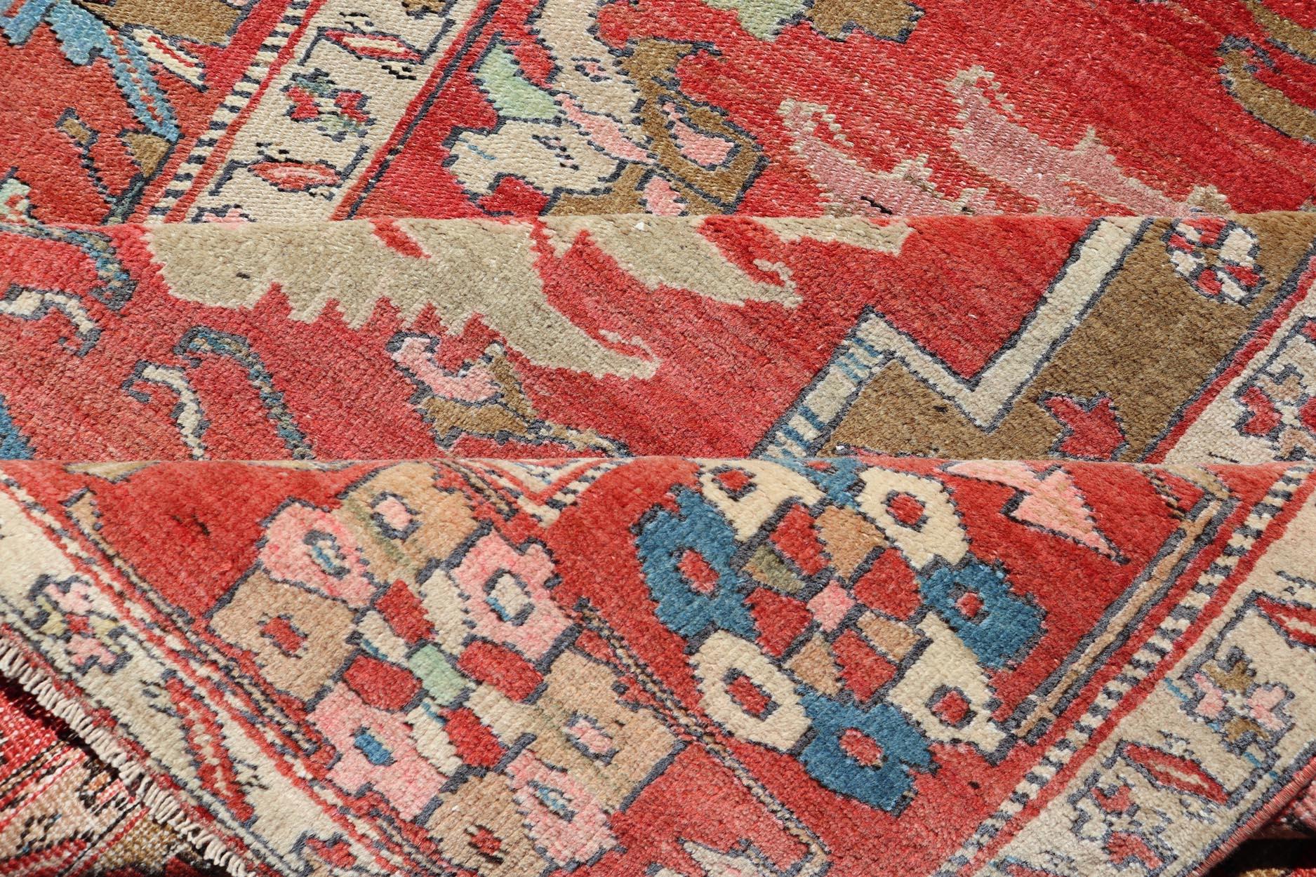 Tapis persan ancien Serapi Gallery Runner with Medallion Design 4'9 x 16'9 Bon état - En vente à Atlanta, GA