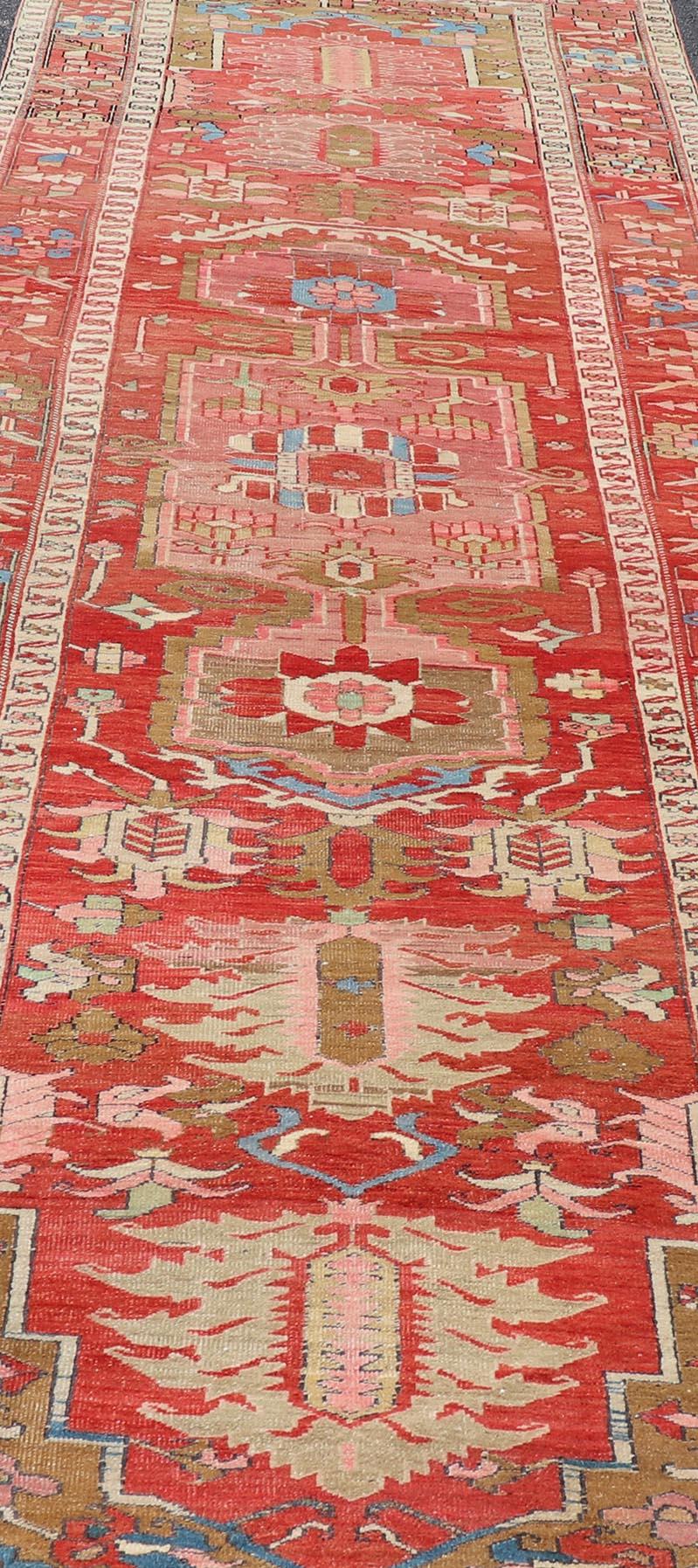 20ième siècle Tapis persan ancien Serapi Gallery Runner with Medallion Design 4'9 x 16'9 en vente