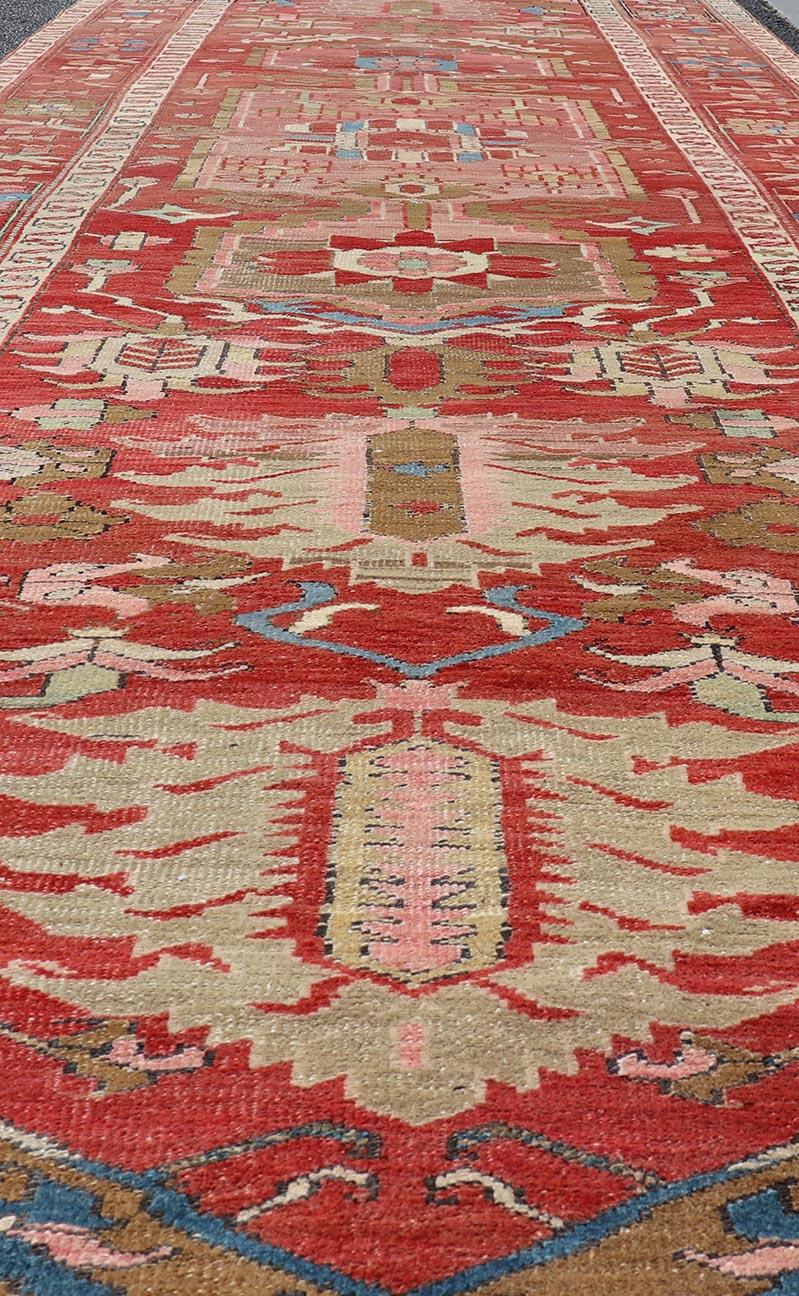 Laine Tapis persan ancien Serapi Gallery Runner with Medallion Design 4'9 x 16'9 en vente