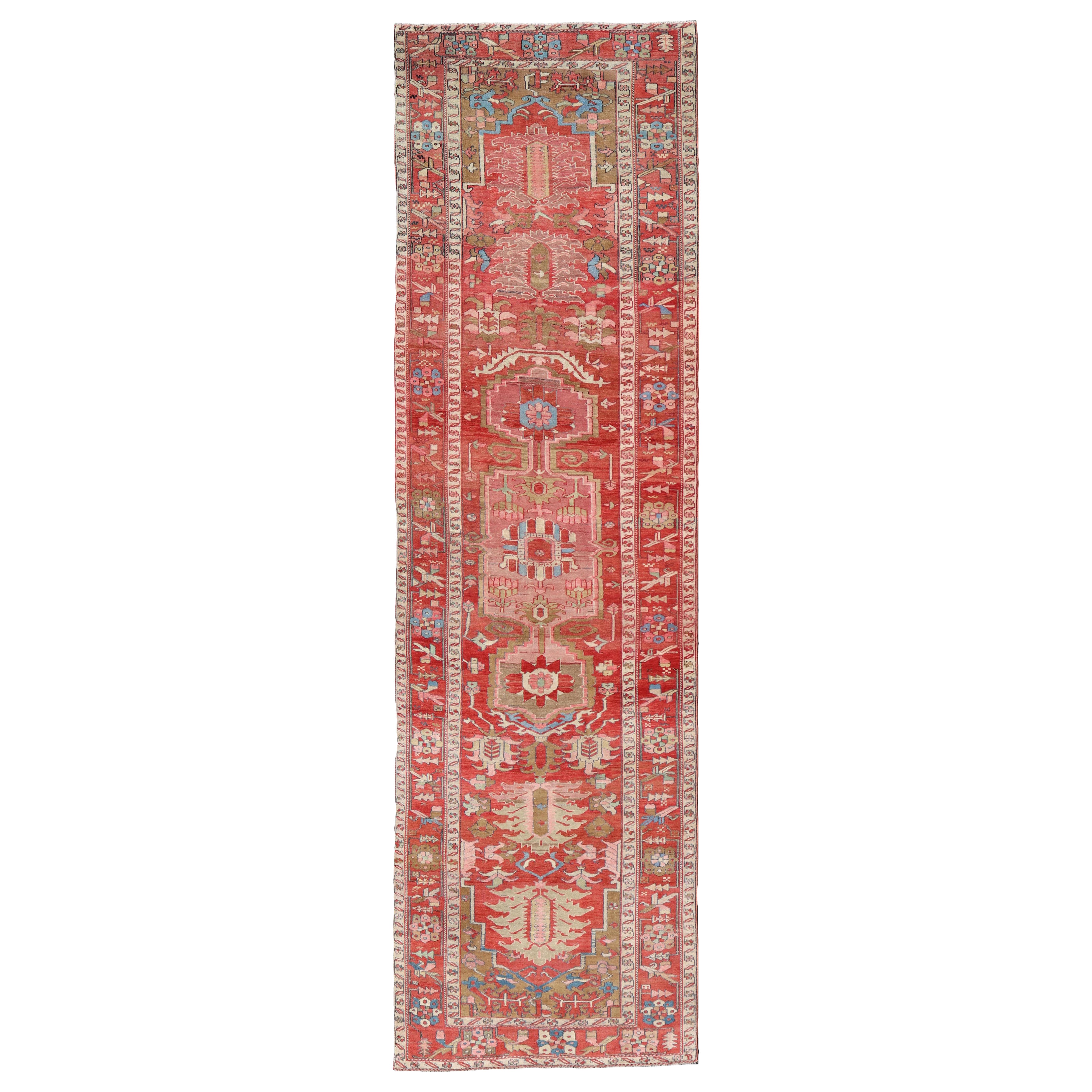 Tapis persan ancien Serapi Gallery Runner with Medallion Design 4'9 x 16'9 en vente