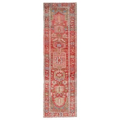 Tapis persan ancien Serapi Gallery Runner with Medallion Design 4'9 x 16'9 Tapis persan ancien Serapi Gallery Runner with Medallion Design 4'9 x 16'9