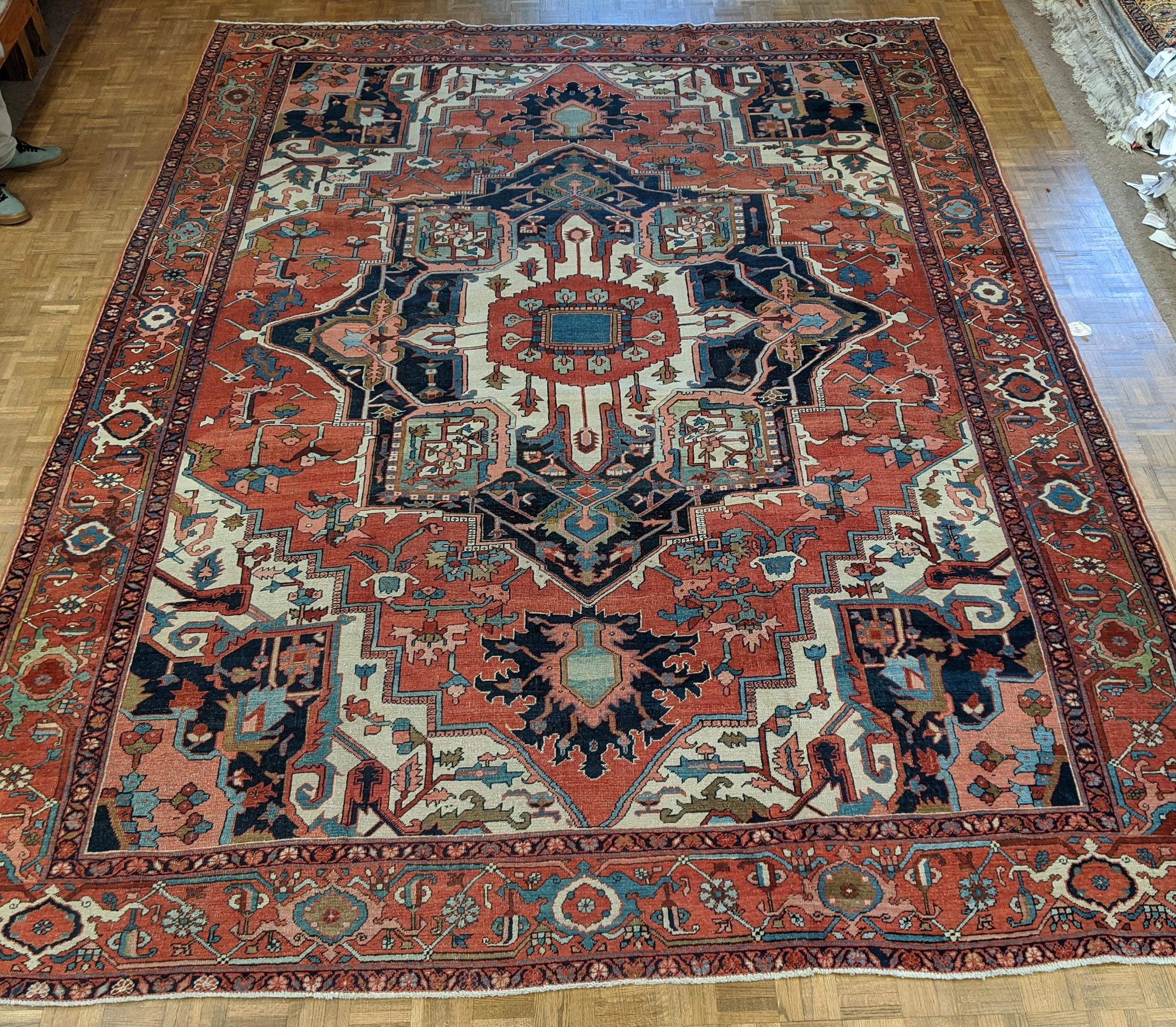 Antique Persian Serapi, Geometric Design, Rust & Navy, Room Size, Wool, 1900 In Good Condition For Sale In Williamsburg, VA
