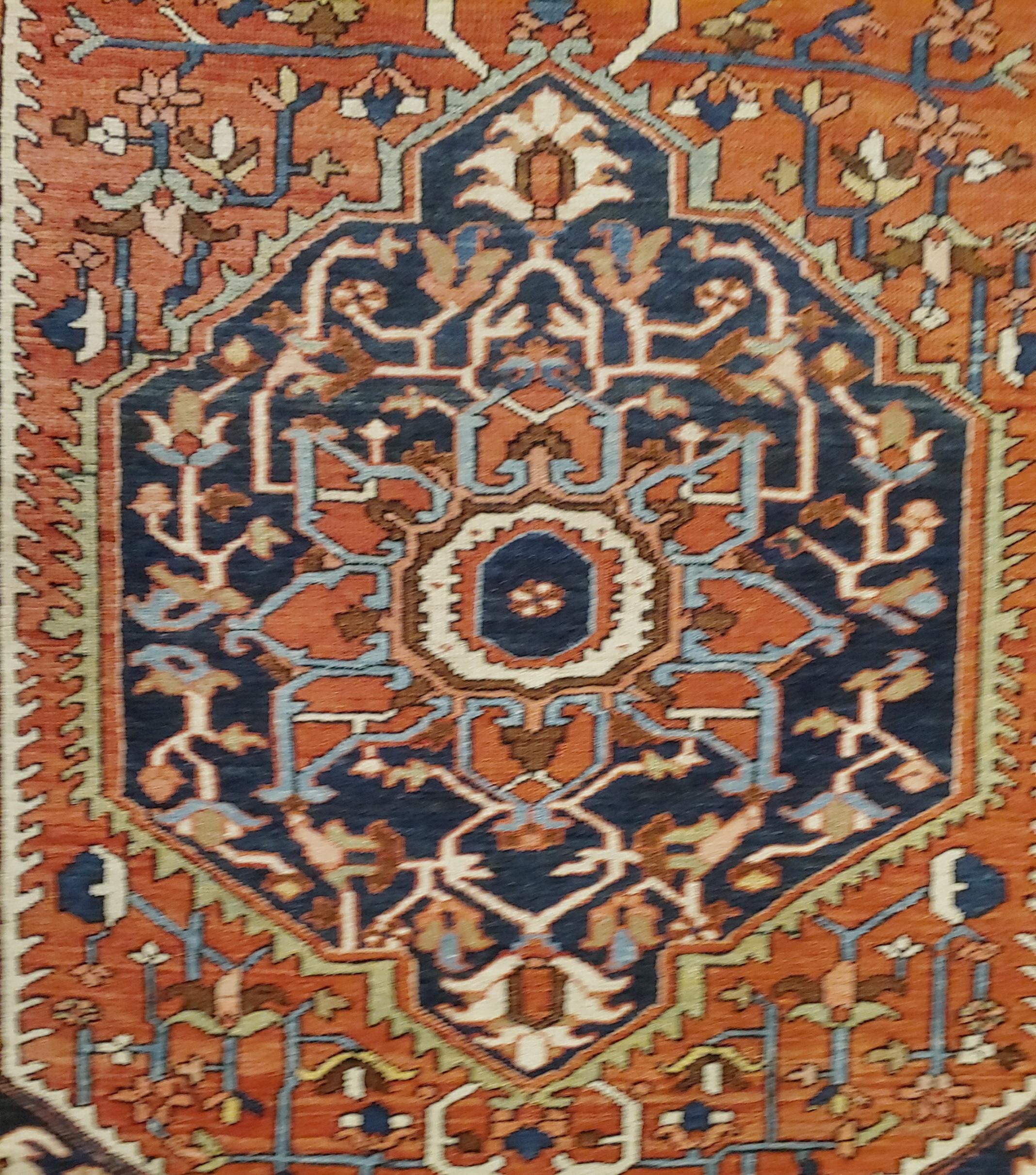 Antique Persian Serapi, Geometric Design, Rust & Navy, Scatter Size, Wool, 1900 In Good Condition In Williamsburg, VA