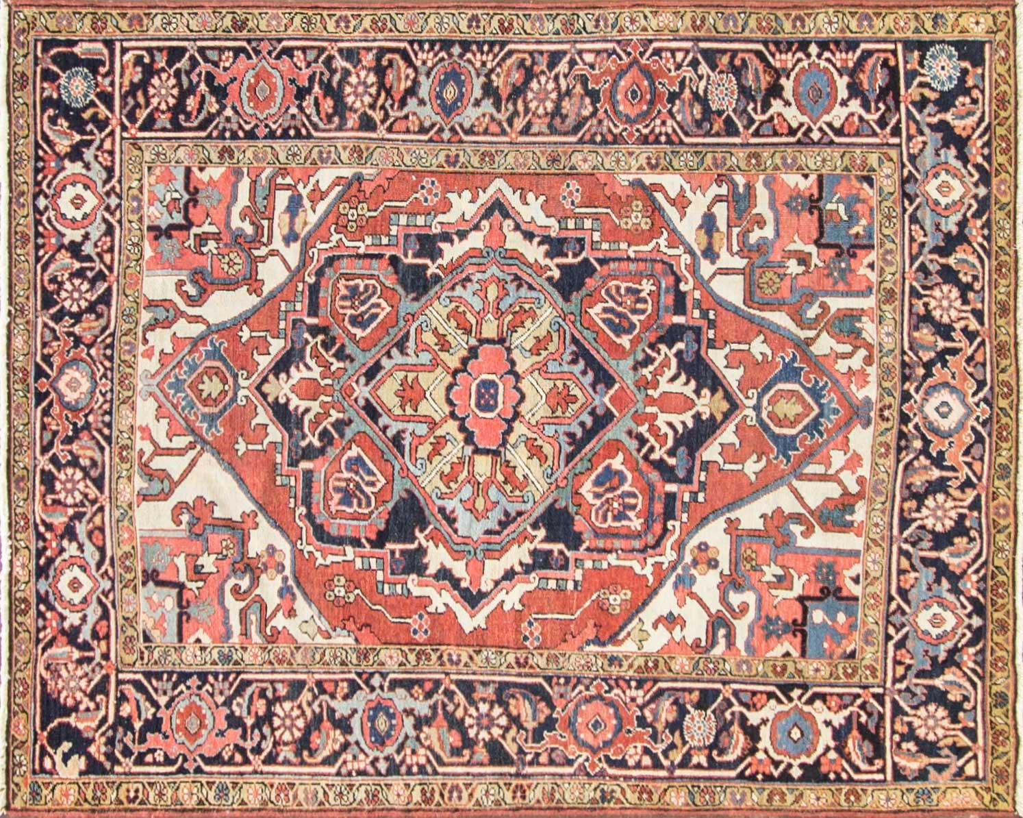 Ottime dimensioni, colori splendidi e buona qualità e condizione.
Antico tappeto persiano Heriz, Persia, circa 1920. Questo tappeto antico, notevole e artistico, presenta un disegno centrale ornato e multicolore. Al centro dell'antico tappeto
