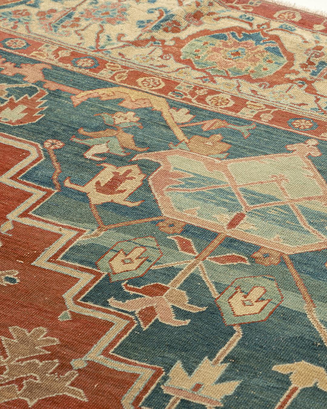 Antiker persischer Serapi Heriz-Teppich, um 1890. Das zentrale Paneel in sanften Blau- und Rosatönen schafft eine harmonische und fröhliche Atmosphäre, die durch die dunkelblauen Eckzwickel und die zart elfenbeinfarbene Hauptbordüre noch