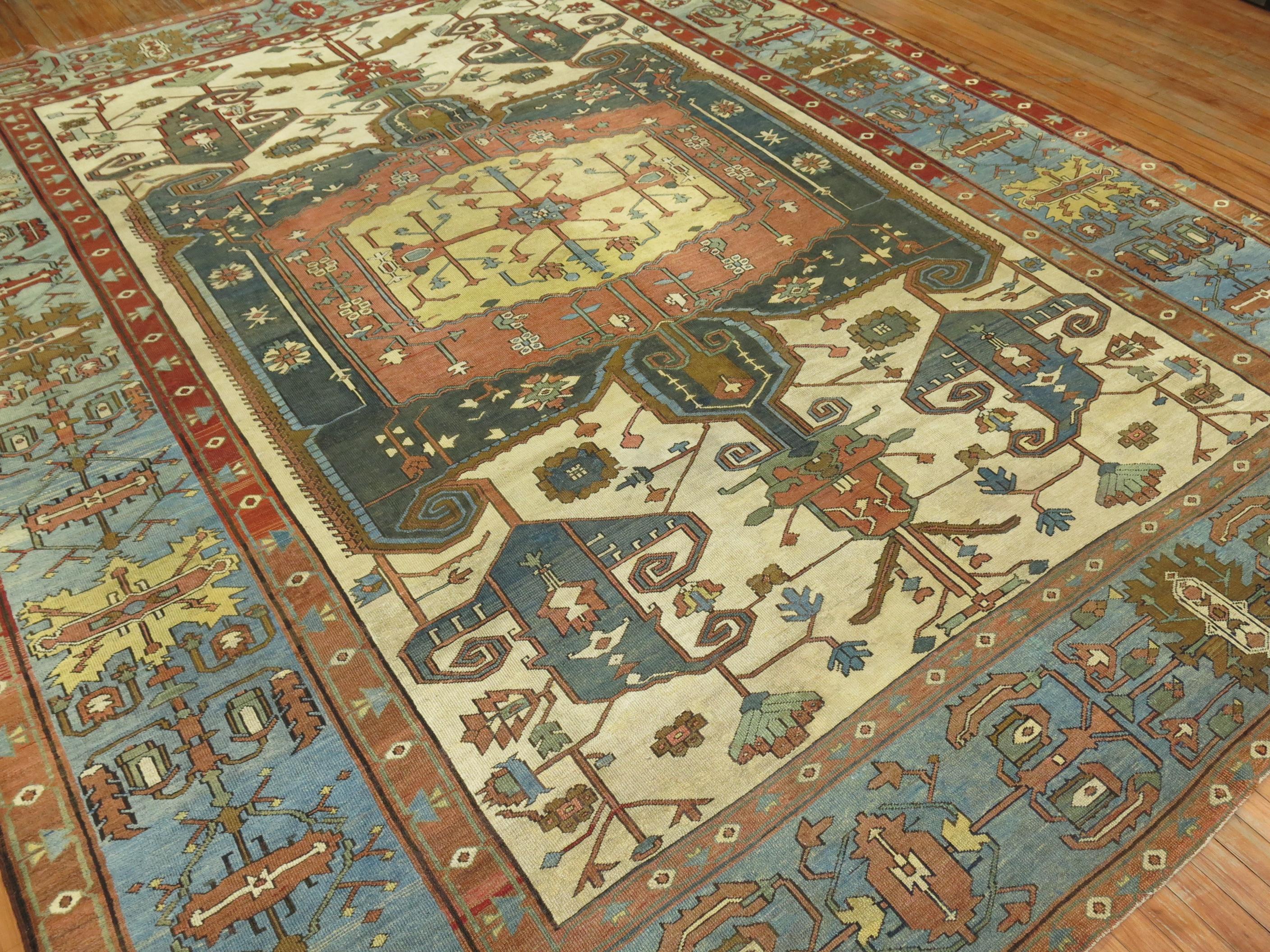 Antique Persian Serapi Heriz Rug In Excellent Condition In New York, NY