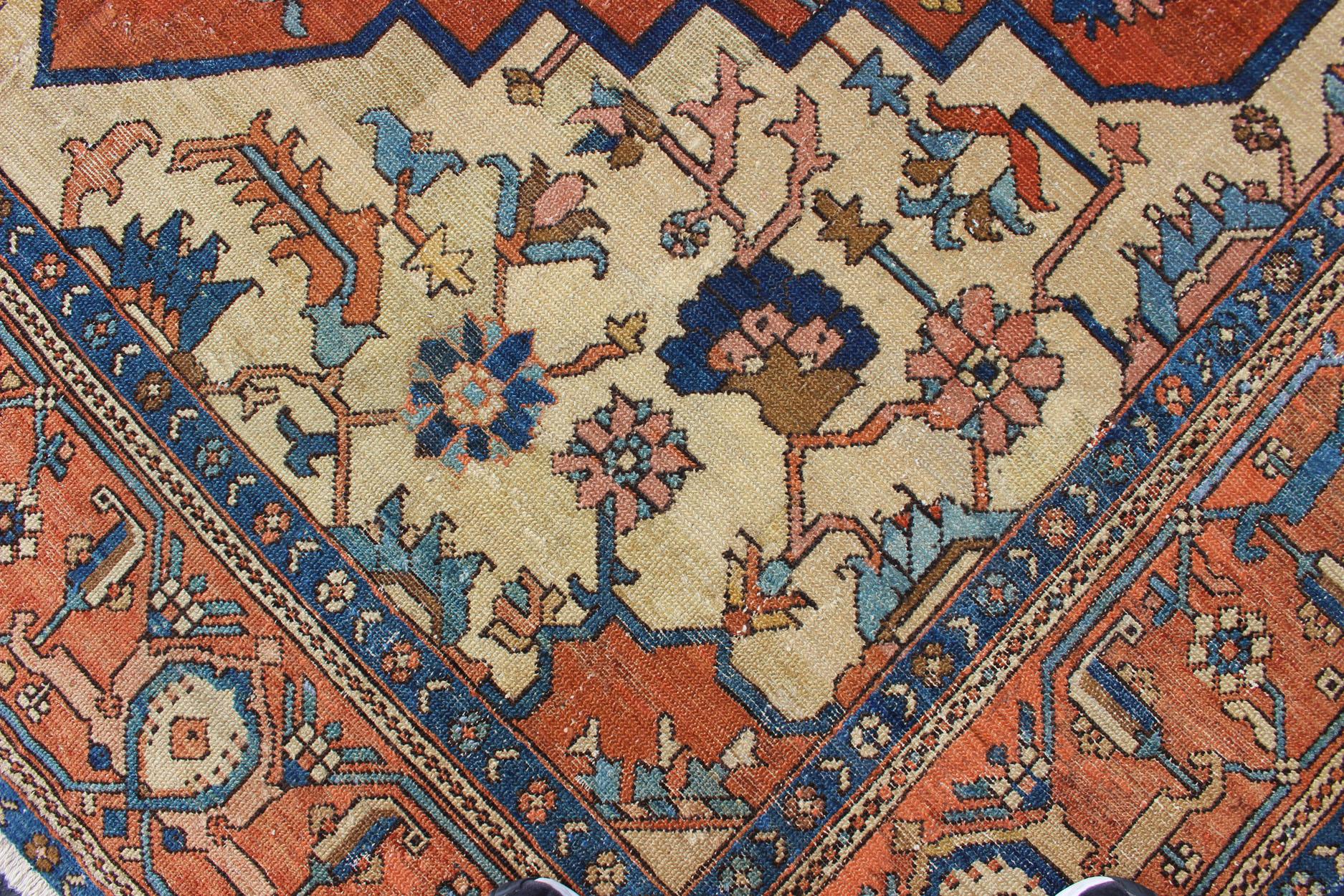 Antiker persischer Serapi-Teppich in geometrischem Medaillon-Design mit orangefarbenem und blauem Medaillon im Angebot 3