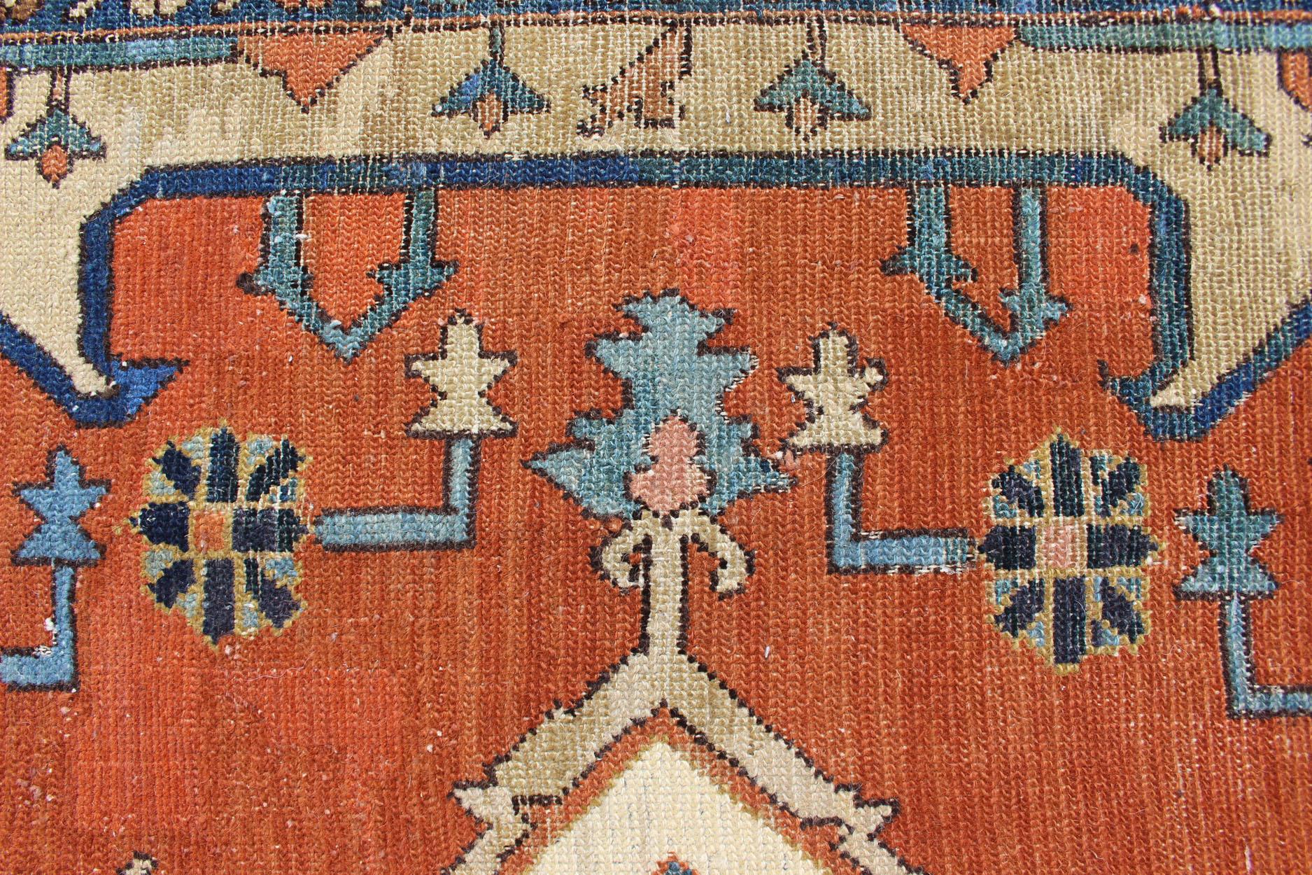 Antiker persischer Serapi-Teppich in geometrischem Medaillon-Design mit orangefarbenem und blauem Medaillon im Angebot 5