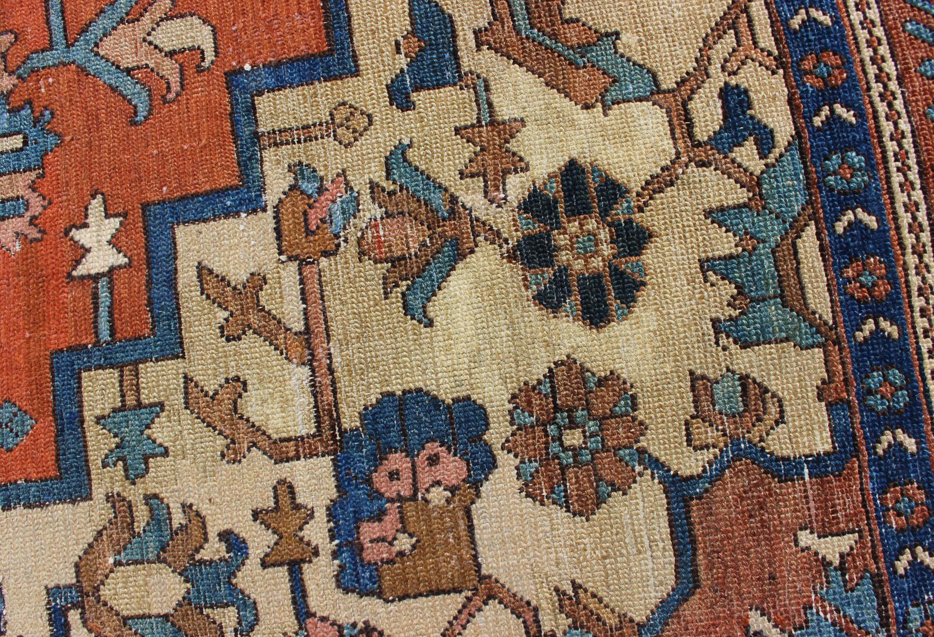 Antiker persischer Serapi-Teppich in geometrischem Medaillon-Design mit orangefarbenem und blauem Medaillon im Angebot 7