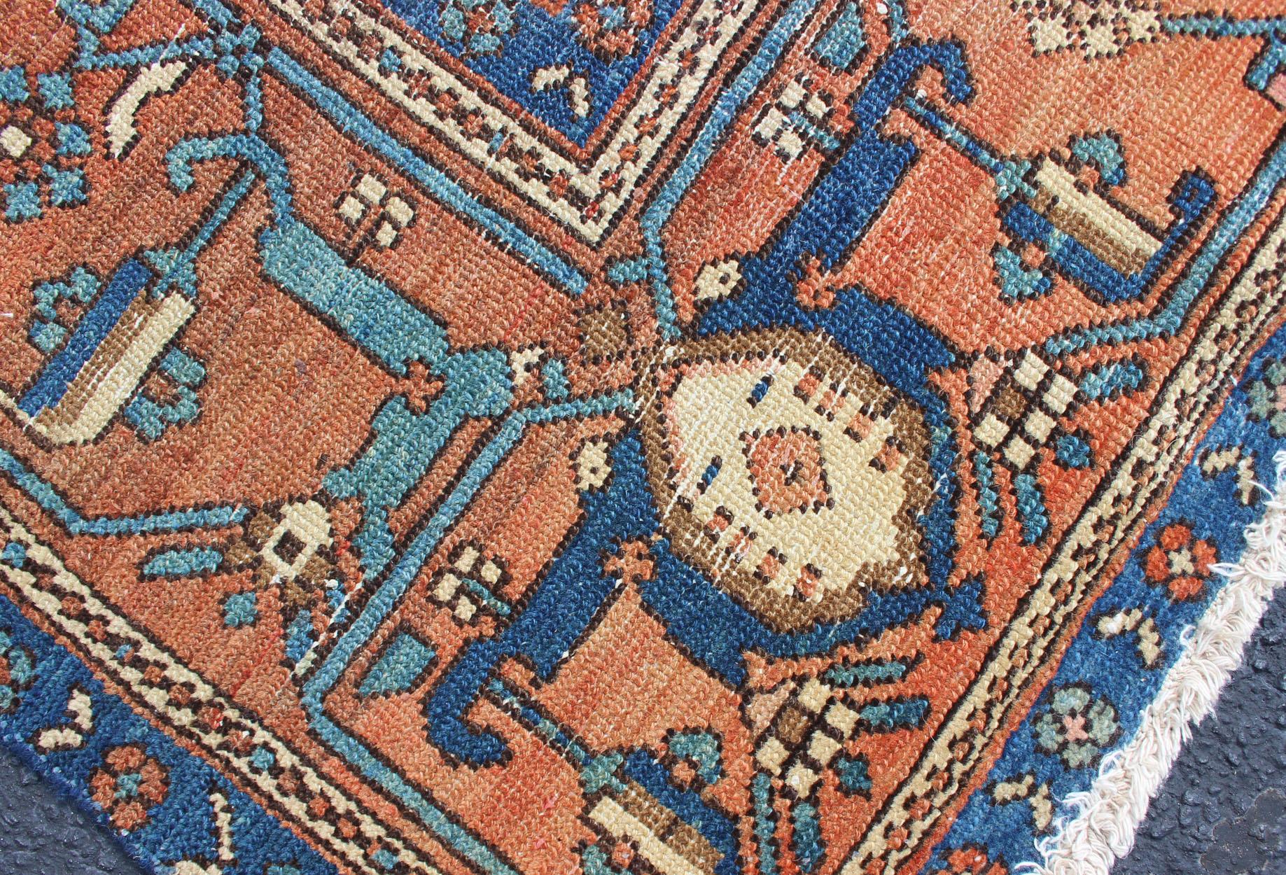 Antiker persischer Serapi-Teppich in geometrischem Medaillon-Design mit orangefarbenem und blauem Medaillon im Angebot 8