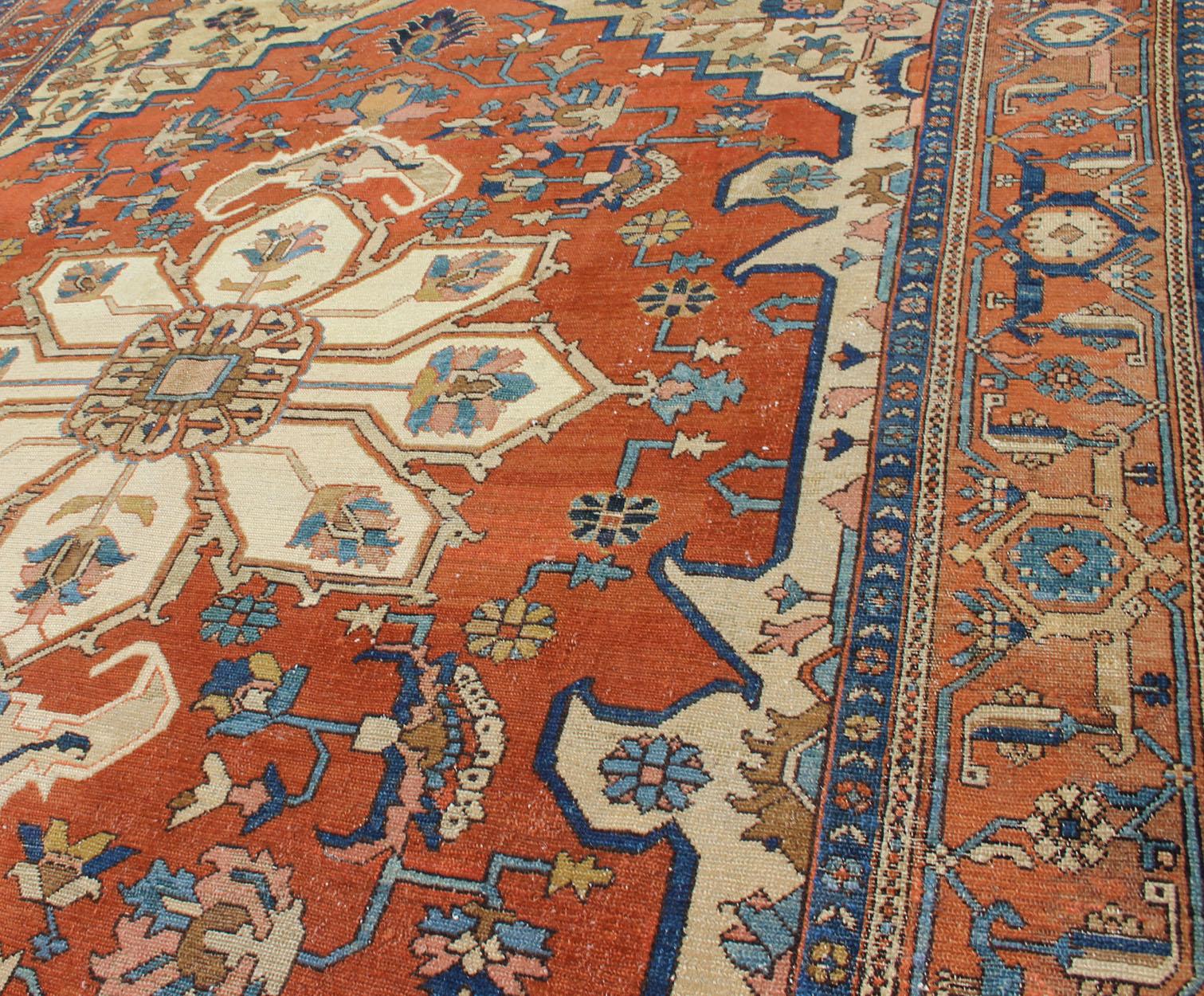 Antiker persischer Serapi-Teppich in geometrischem Medaillon-Design mit orangefarbenem und blauem Medaillon im Angebot 11