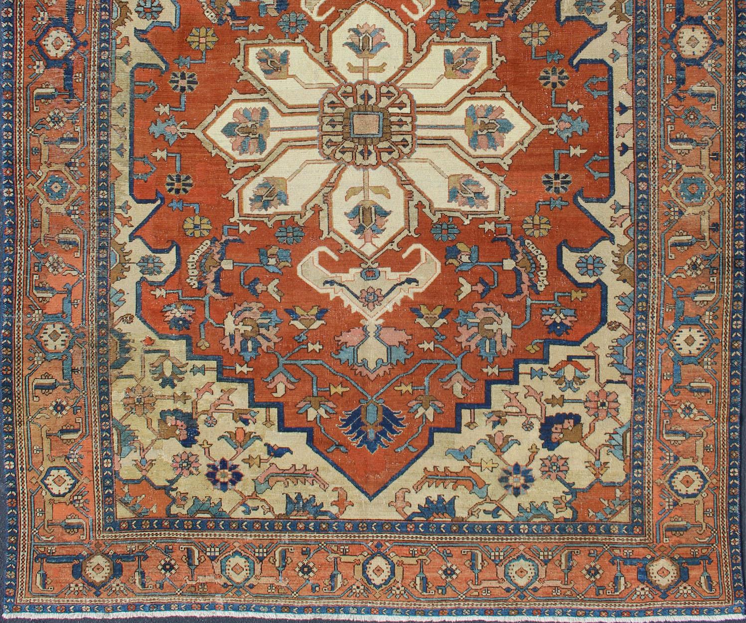 Antiker persischer Serapi-Teppich mit farbenfrohem und detailliertem Lagenmedaillon in Rost, Orange, Elfenbein & Mittelblau, Hellgrün, Hellorange, Lachs. Keivan Woven Arts/rug/ EB-200644, Herkunftsland / Art: Iran / Serapi, um 1890,

Maße: 8'2 x
