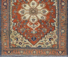 Antico tappeto persiano Serapi con disegno geometrico a medaglione in arancione e blu