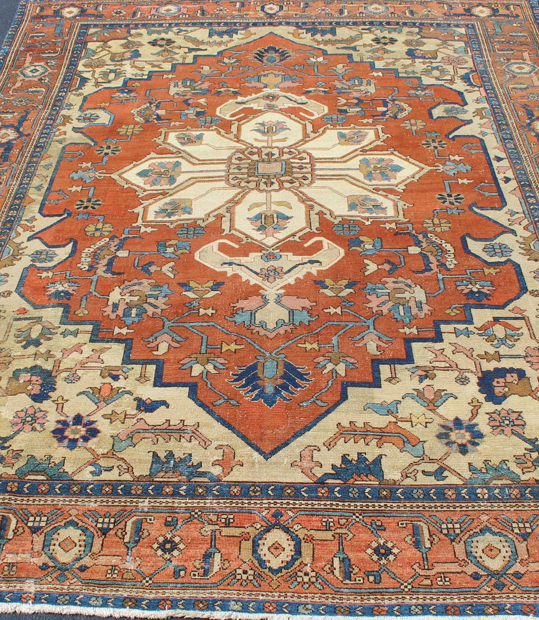 Antiker persischer Serapi-Teppich in geometrischem Medaillon-Design mit orangefarbenem und blauem Medaillon im Angebot 12