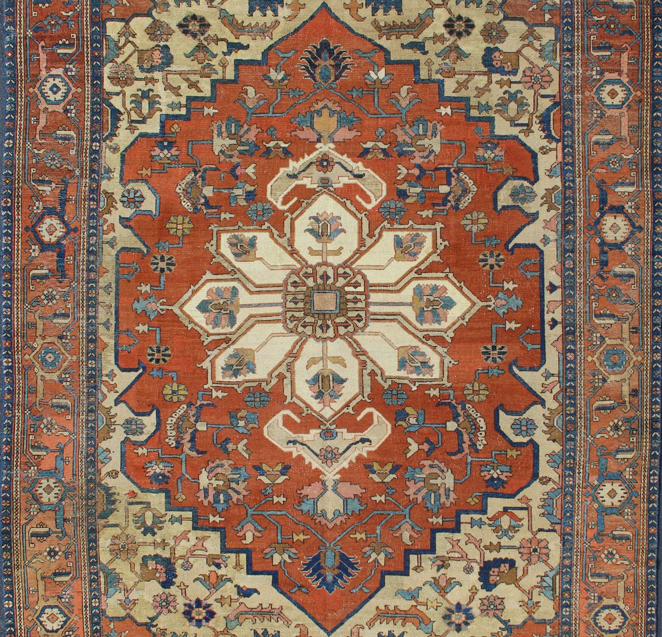 Antiker persischer Serapi-Teppich in geometrischem Medaillon-Design mit orangefarbenem und blauem Medaillon (Persisch) im Angebot