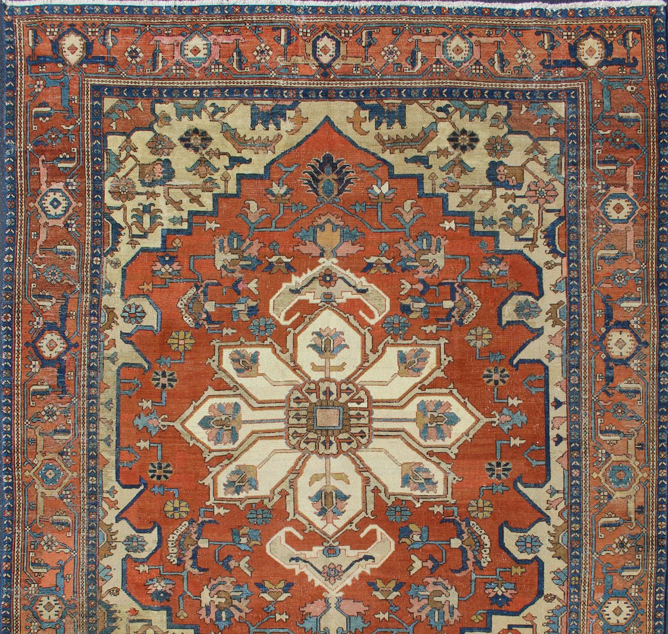 Antiker persischer Serapi-Teppich in geometrischem Medaillon-Design mit orangefarbenem und blauem Medaillon (Handgeknüpft) im Angebot