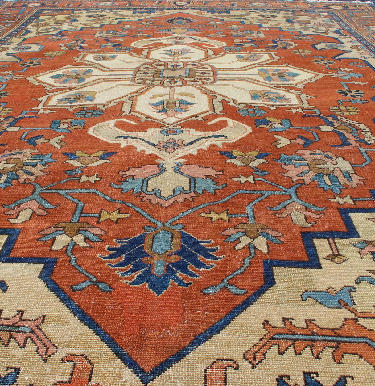 Antiker persischer Serapi-Teppich in geometrischem Medaillon-Design mit orangefarbenem und blauem Medaillon im Zustand „Gut“ im Angebot in Atlanta, GA