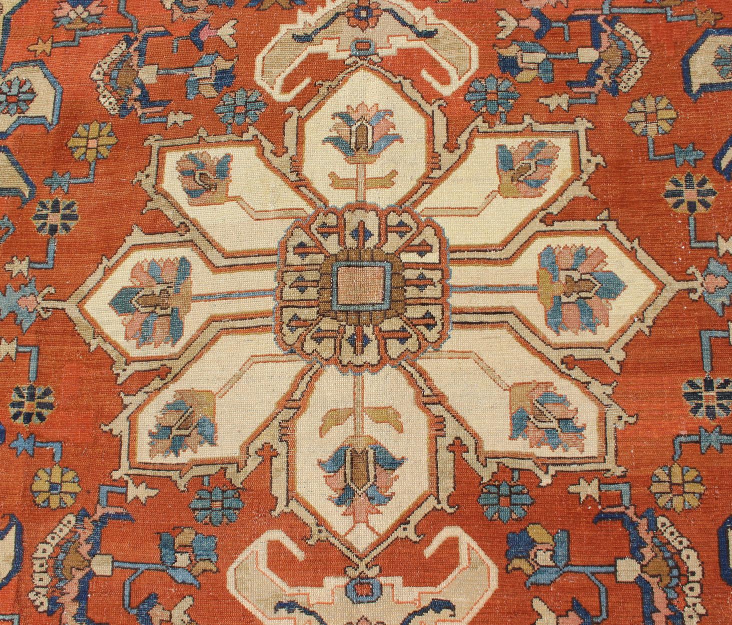 Antiker persischer Serapi-Teppich in geometrischem Medaillon-Design mit orangefarbenem und blauem Medaillon (19. Jahrhundert) im Angebot