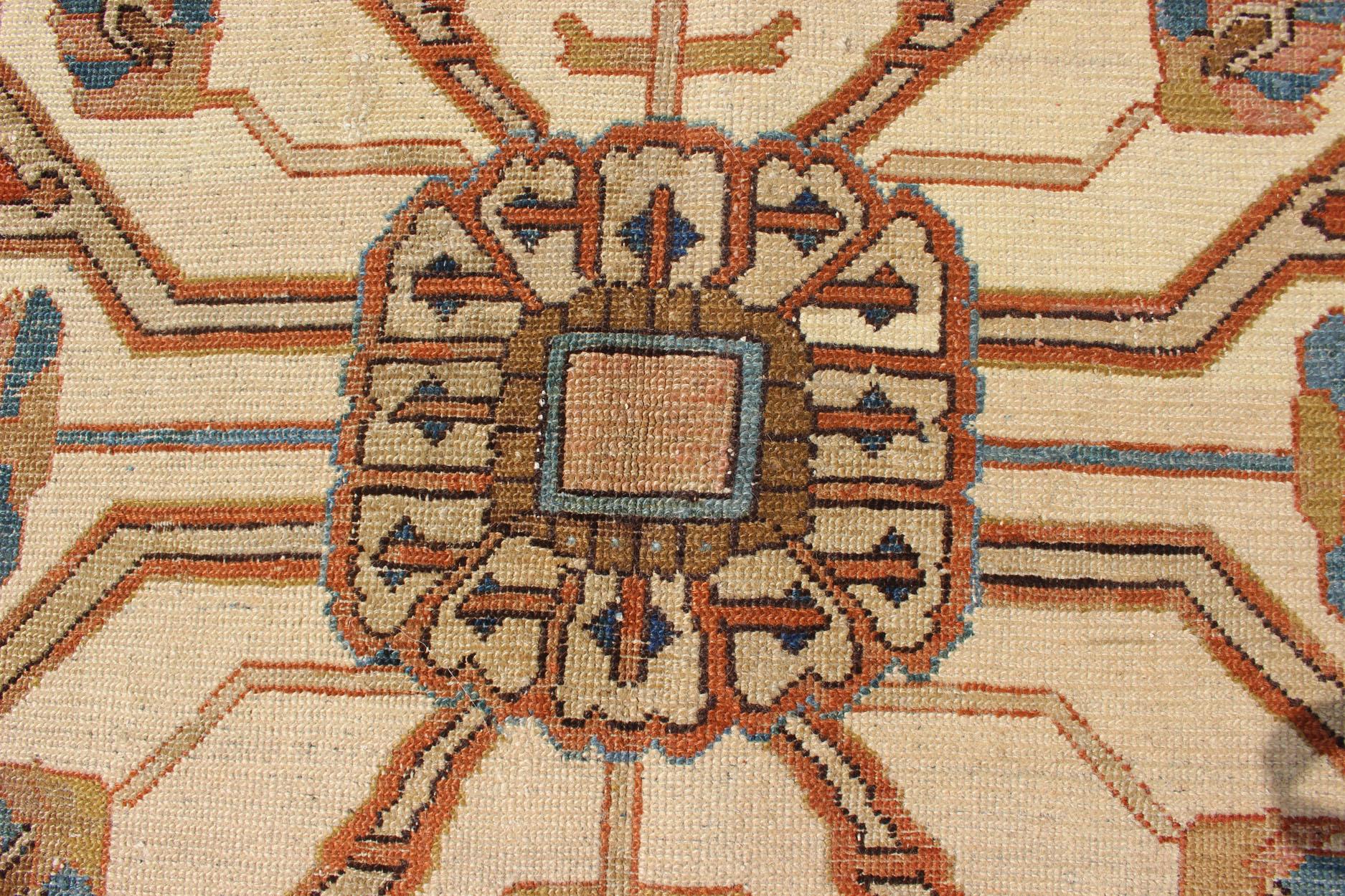 Antiker persischer Serapi-Teppich in geometrischem Medaillon-Design mit orangefarbenem und blauem Medaillon (Wolle) im Angebot