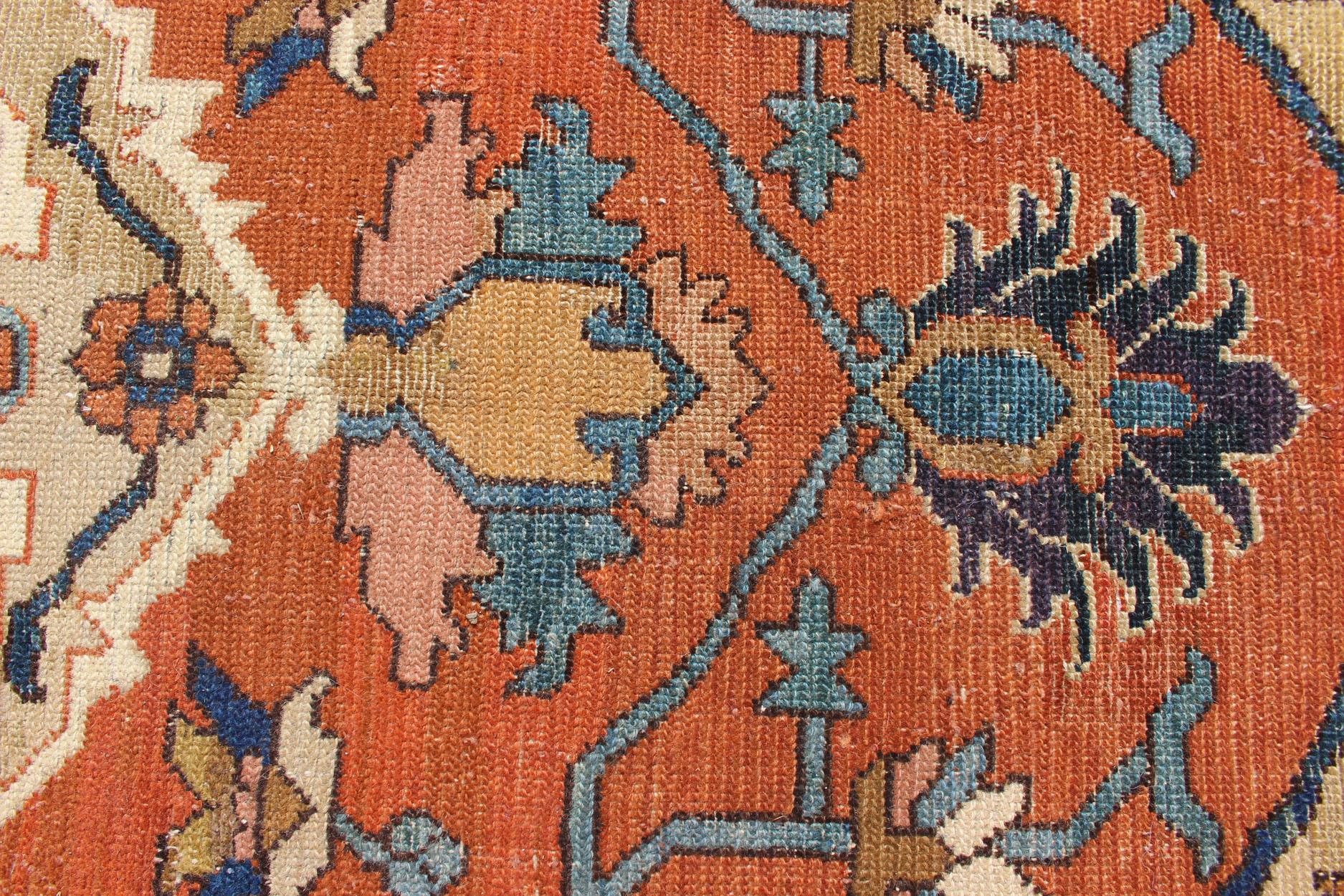 Antiker persischer Serapi-Teppich in geometrischem Medaillon-Design mit orangefarbenem und blauem Medaillon im Angebot 1