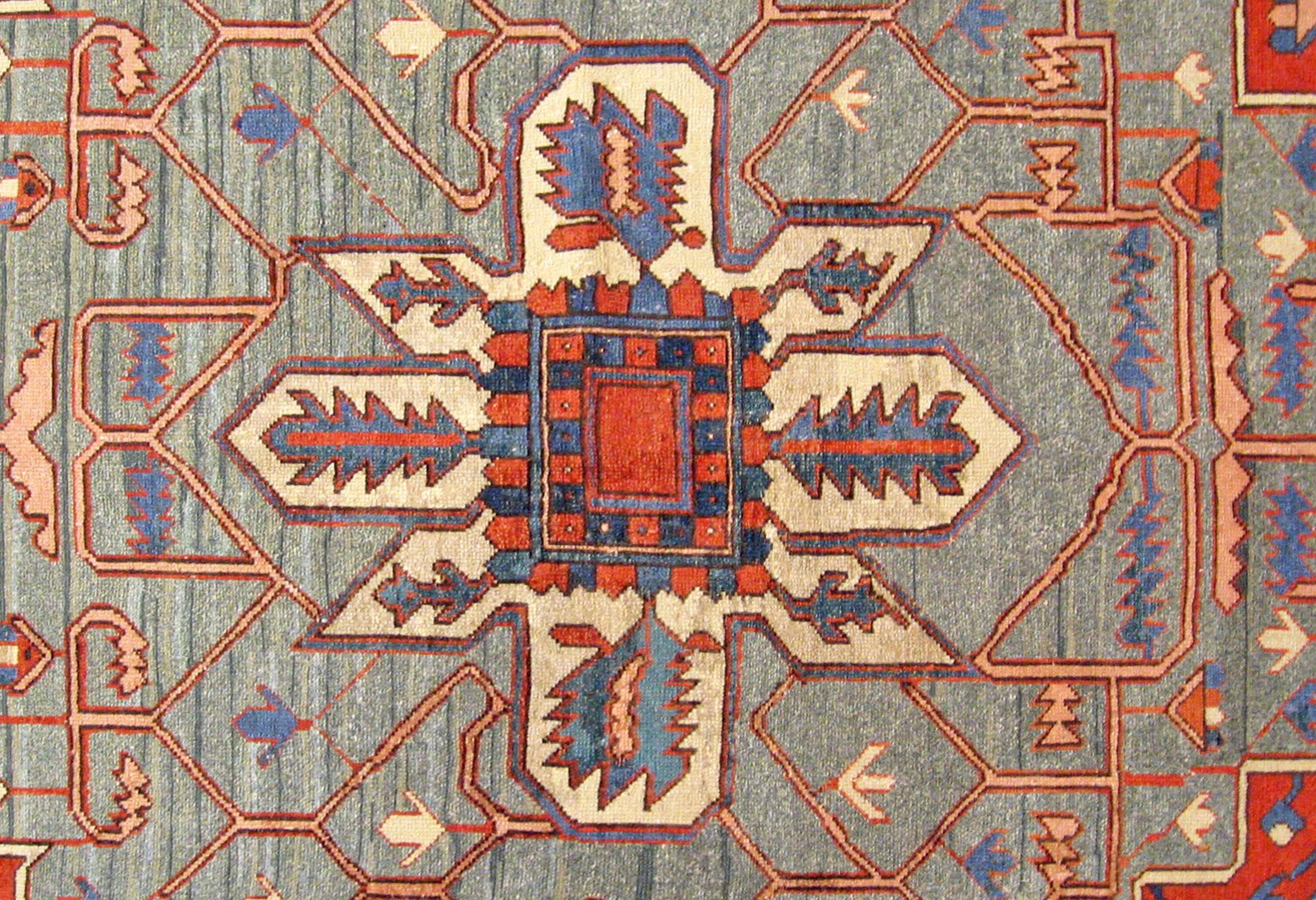 Antiker persischer Serapi- orientalischer Teppich, groformatig, mit zentralem Medaillon (Persisch) im Angebot