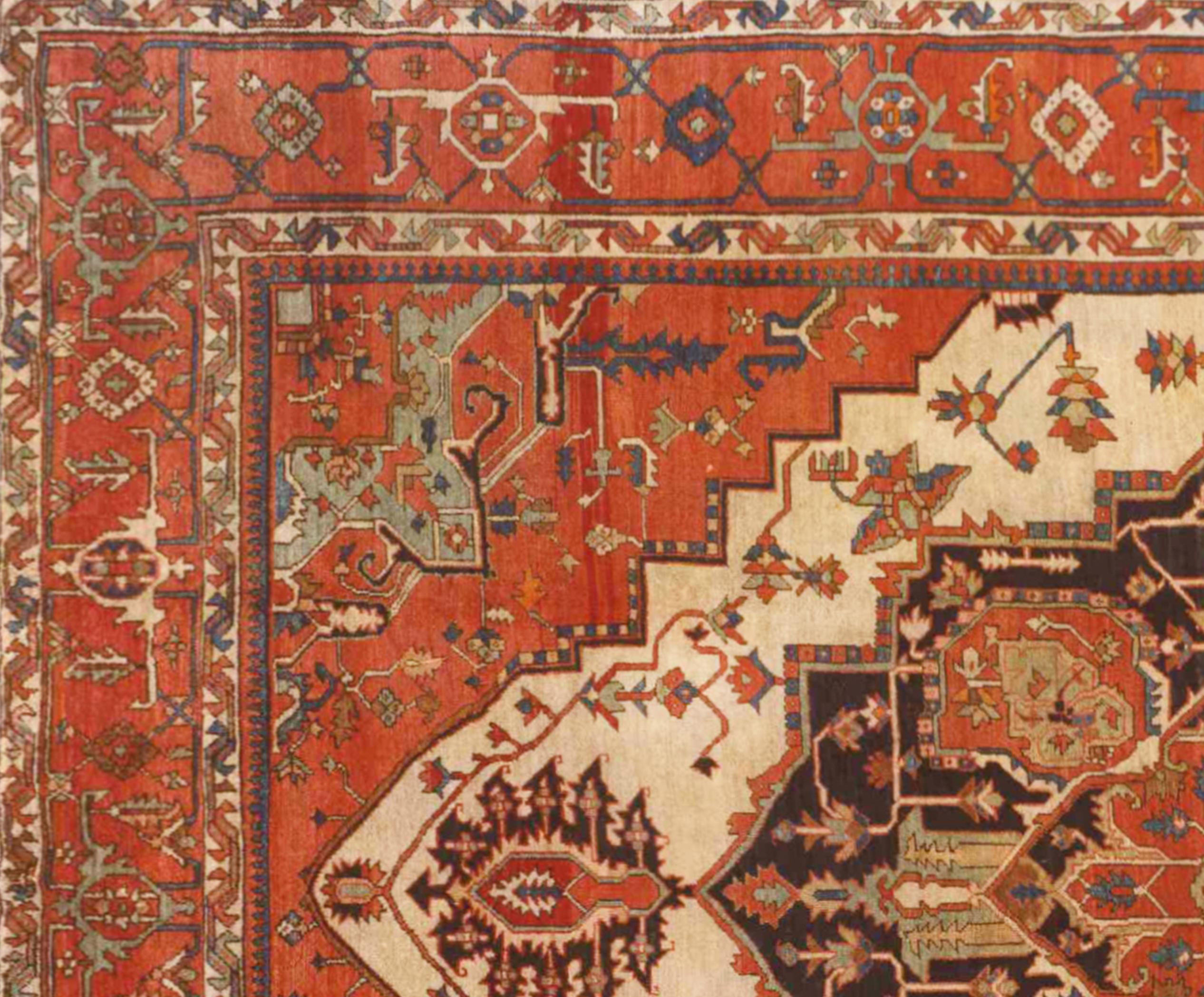 Antiker persischer Serapi- orientalischer Teppich in Zimmergröße, mit zentralem Medaillon (Persisch) im Angebot