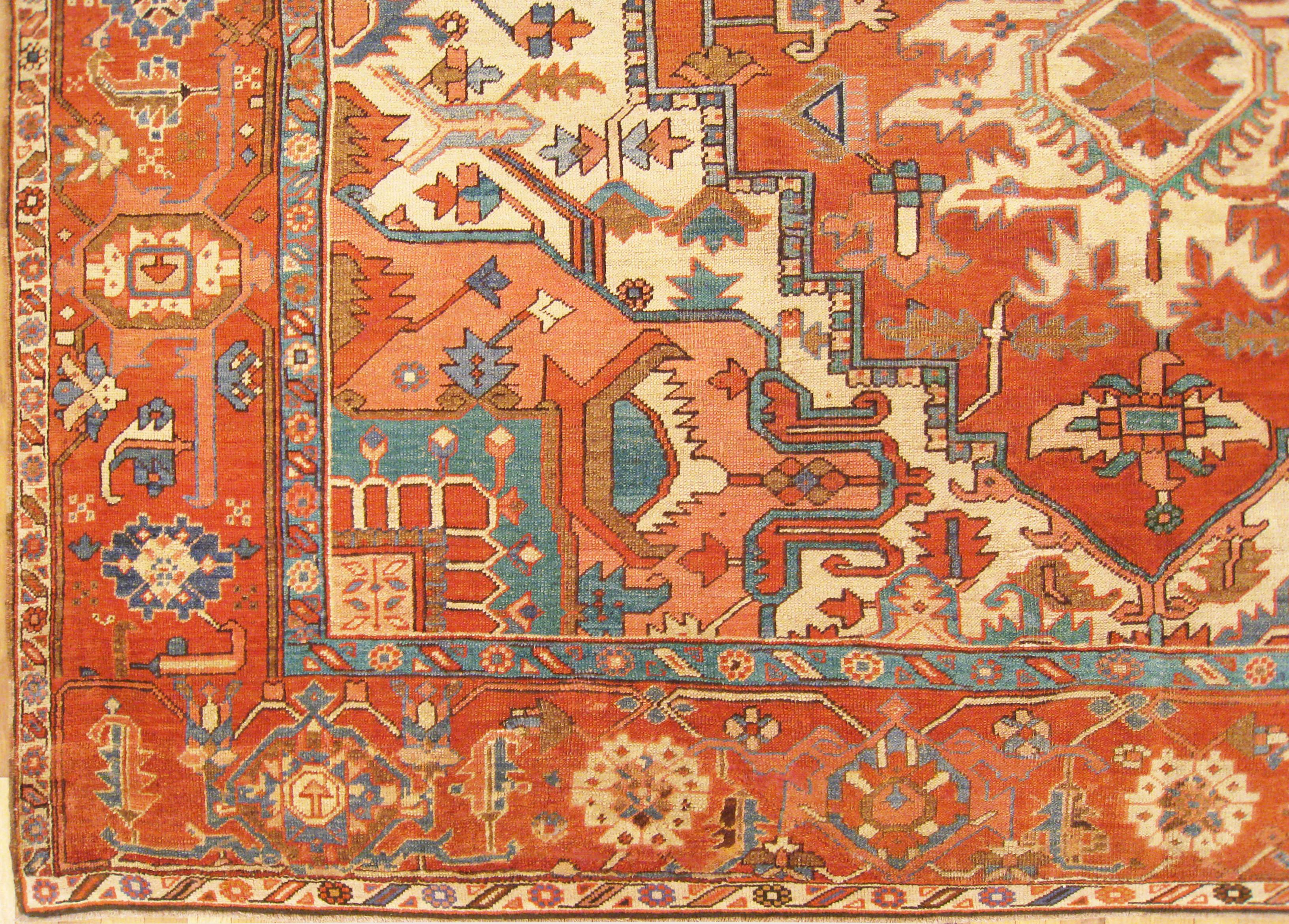 Antique Persian Serapi Oriental Carpet, in Room Size, with Central Medallion In Good Condition For Sale In New York, NY