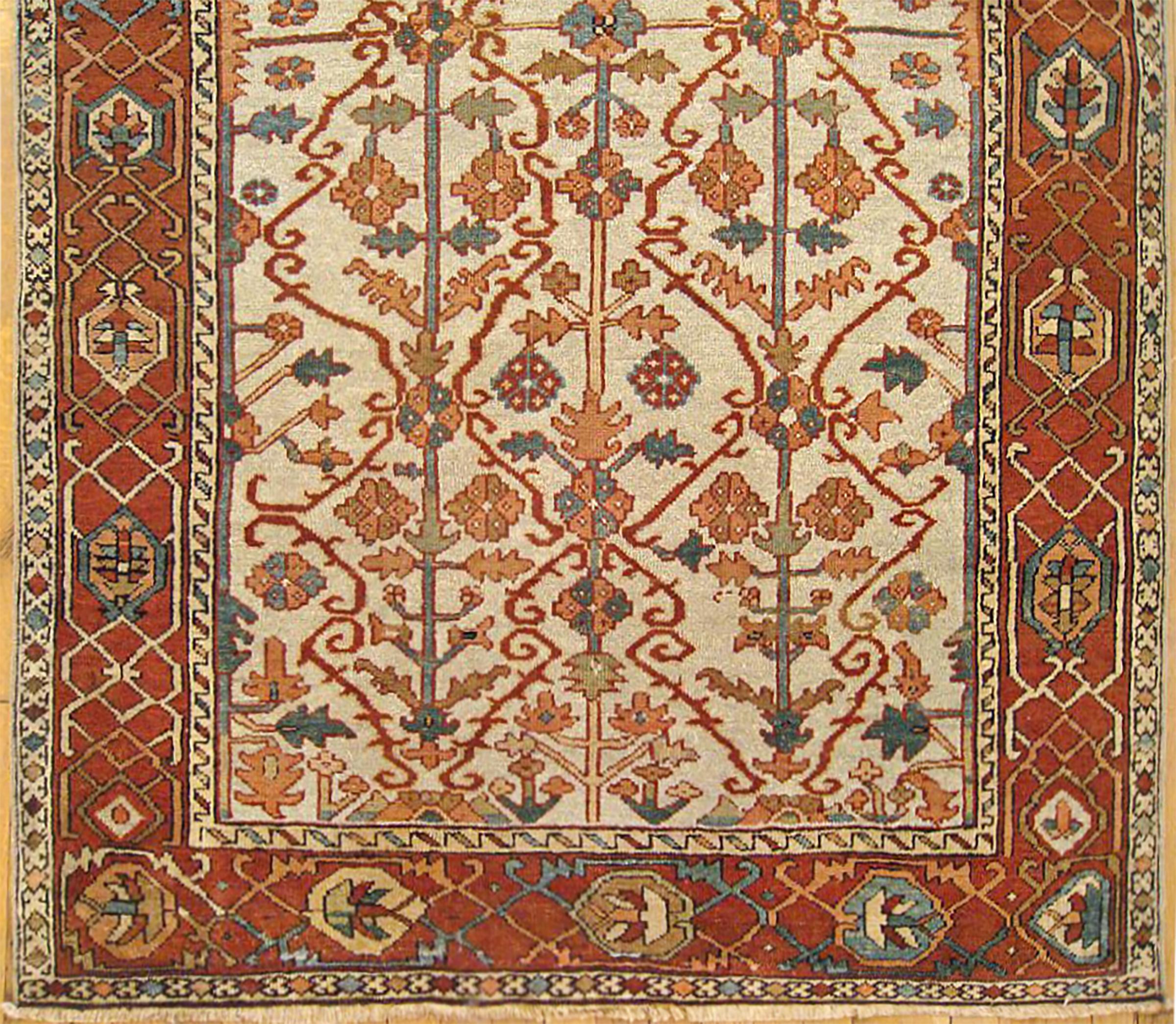 Antique Persian Serapi Oriental Carpet, in Small Size, with Symmetrical Design In Good Condition For Sale In New York, NY