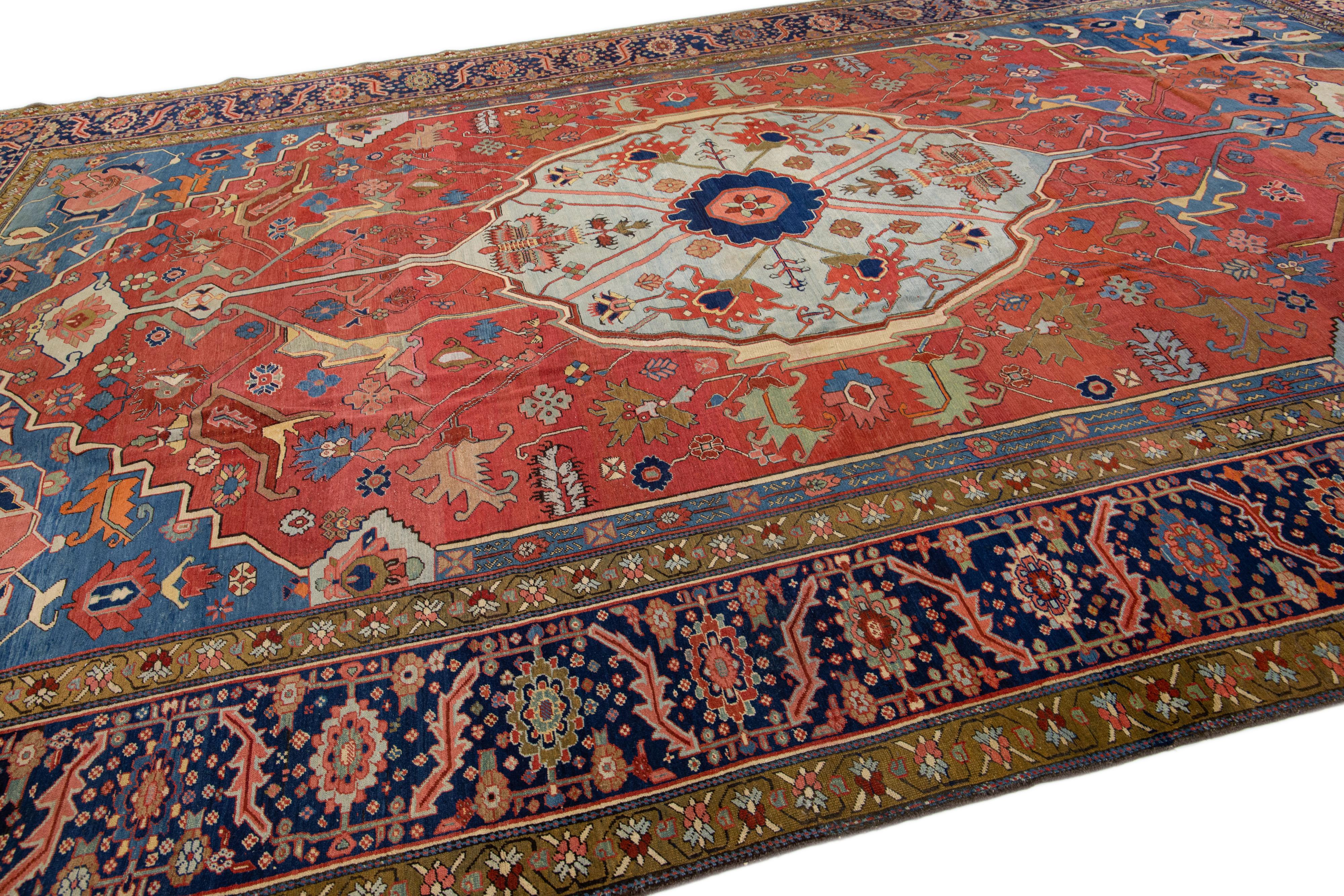 Antiker persischer Serapi-Wollteppich in Rot & Blau mit Medaillon-Motiv, handgefertigt (Handgeknüpft) im Angebot