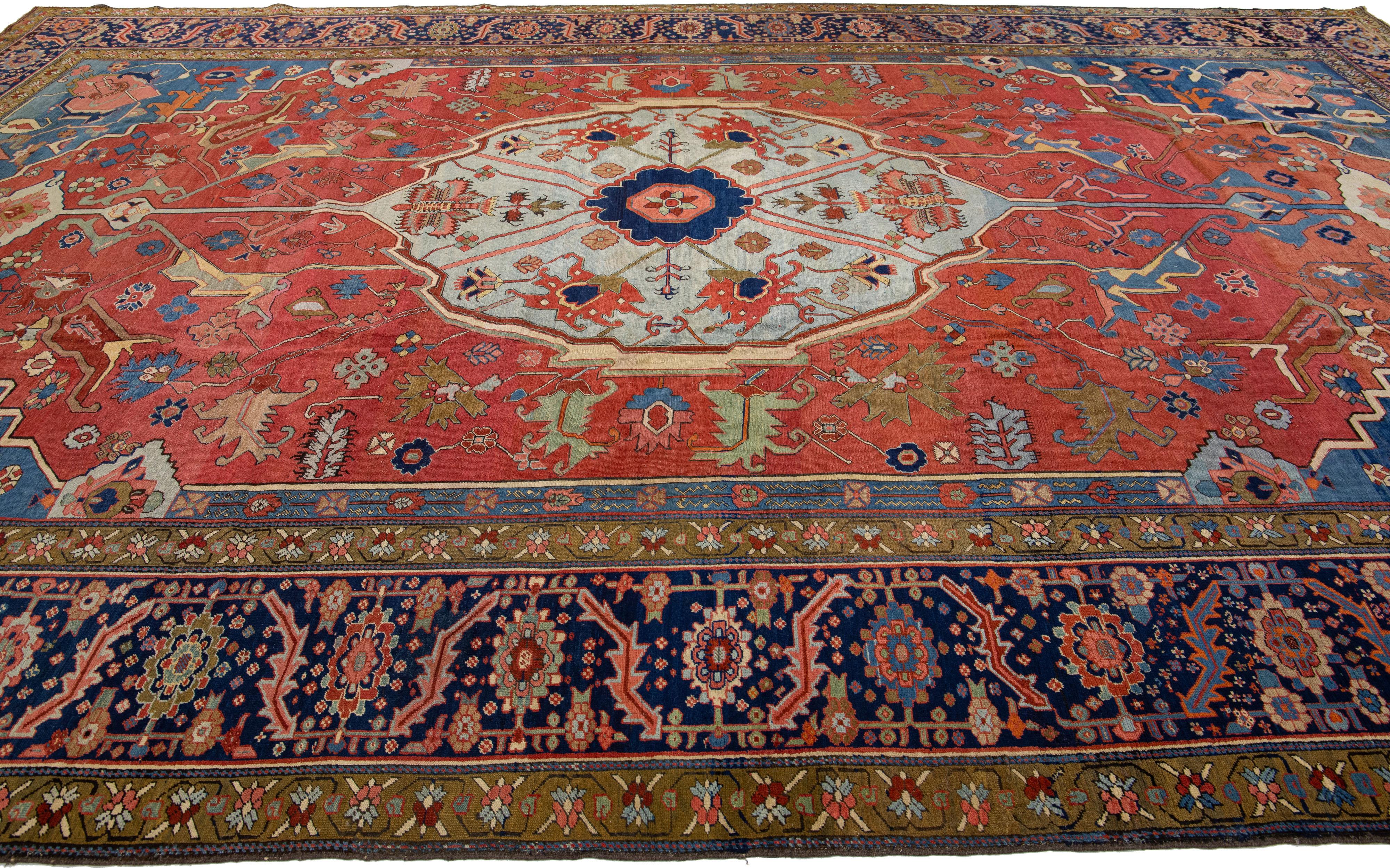 Antiker persischer Serapi-Wollteppich in Rot & Blau mit Medaillon-Motiv, handgefertigt im Zustand „Gut“ im Angebot in Norwalk, CT